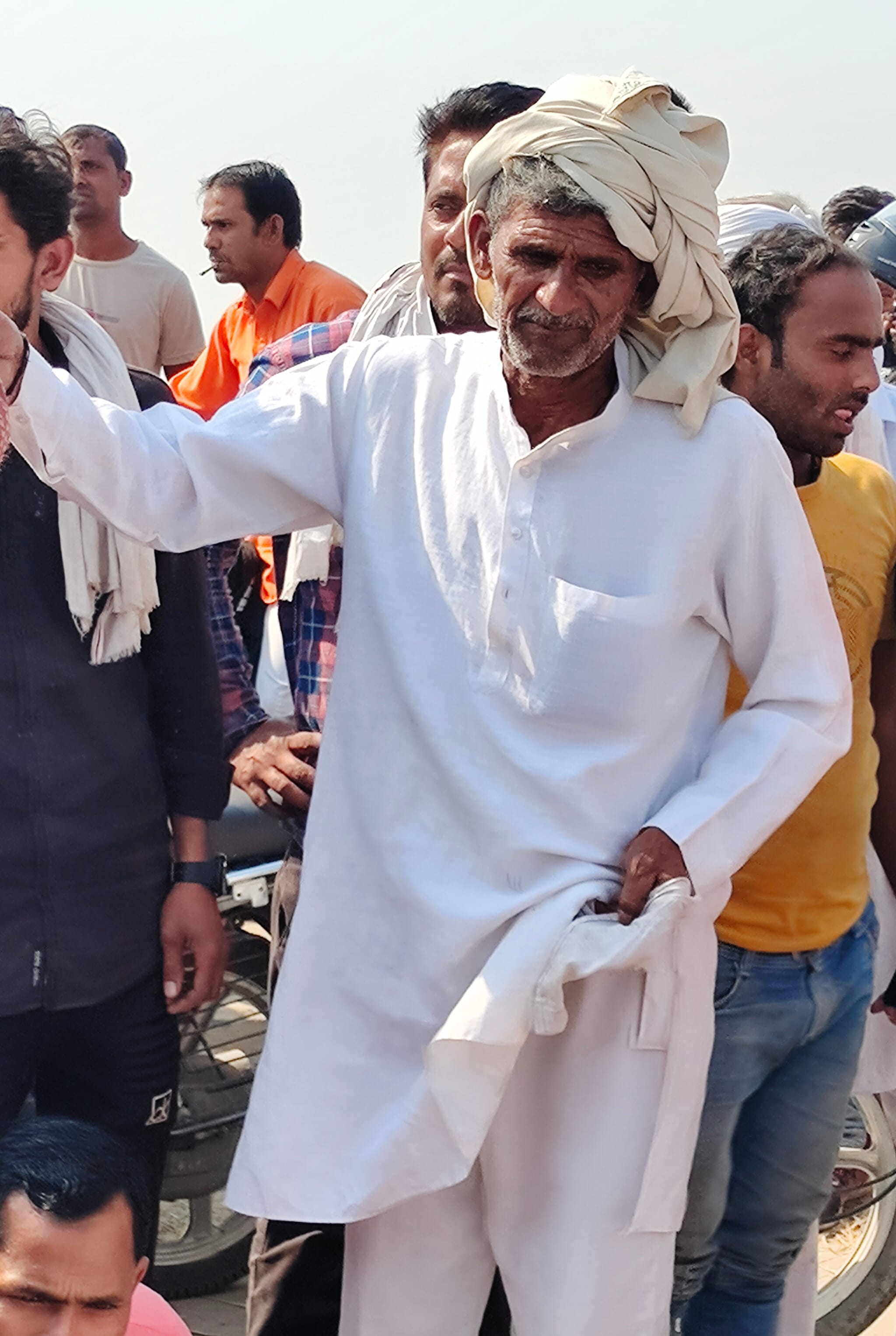 बिड़ौली जाम के दोरान कटी जेब दिखाता किसान। बिड़ौली जाम के दोरान कटी जेब दिखाता किसान।