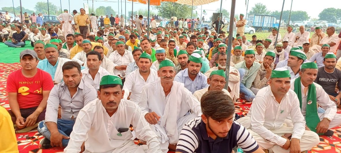 घिटौरा गांव में आयोजित महापंचायत में भाग लेते किसान