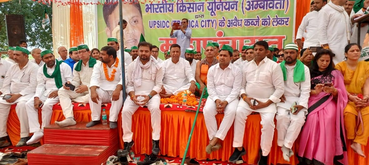 घिटौरा गांव में आयोजित महापंचायत में मंचासीन भारतीय किसान यूनियन अंबावता के पदाधिकारी व किसान न