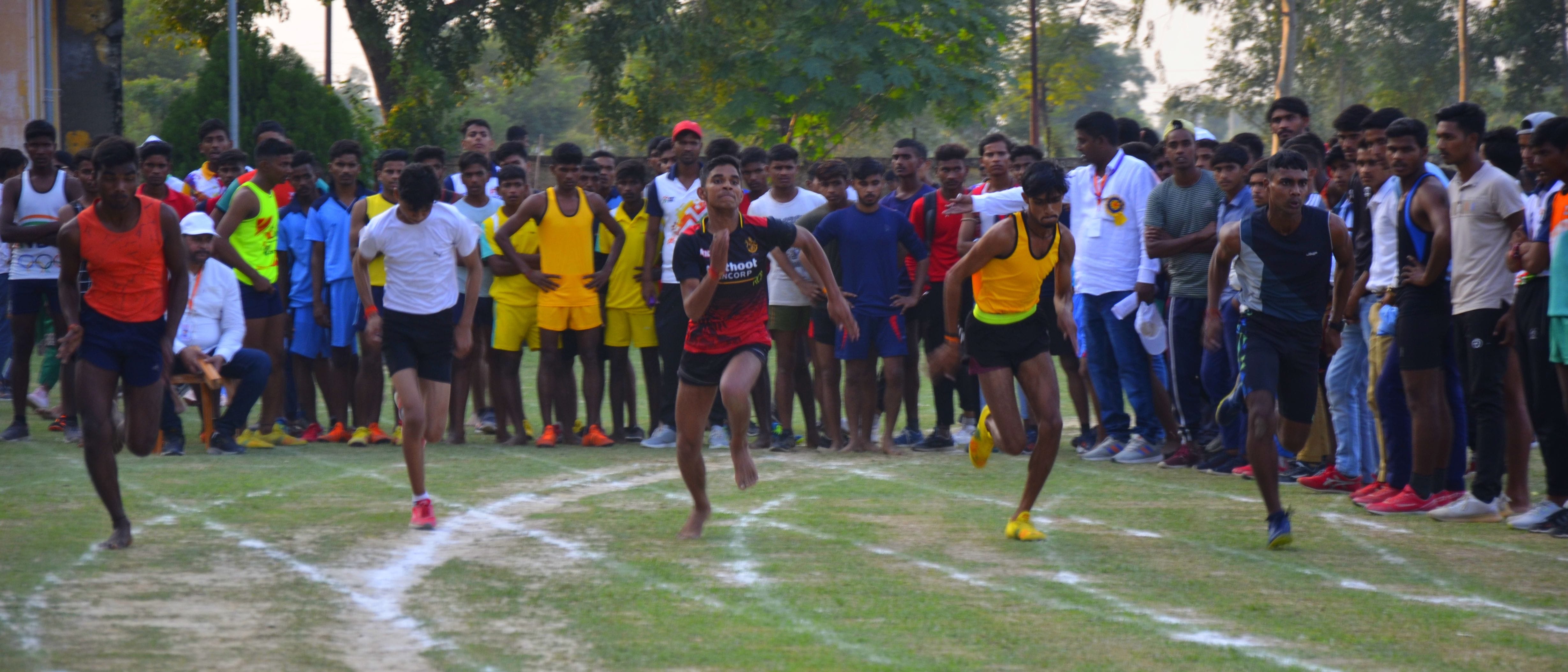 जिला स्पोर्ट्स स्टेडियम में चल रही खेलकूद प्रतियोगिता में दौड़ लगाते खिलाड़ी। संवाद जिला स्पोर्ट्स स्टेडियम में चल रही खेलकूद प्रतियोगिता में दौड़ लगाते खिलाड़ी। संवाद