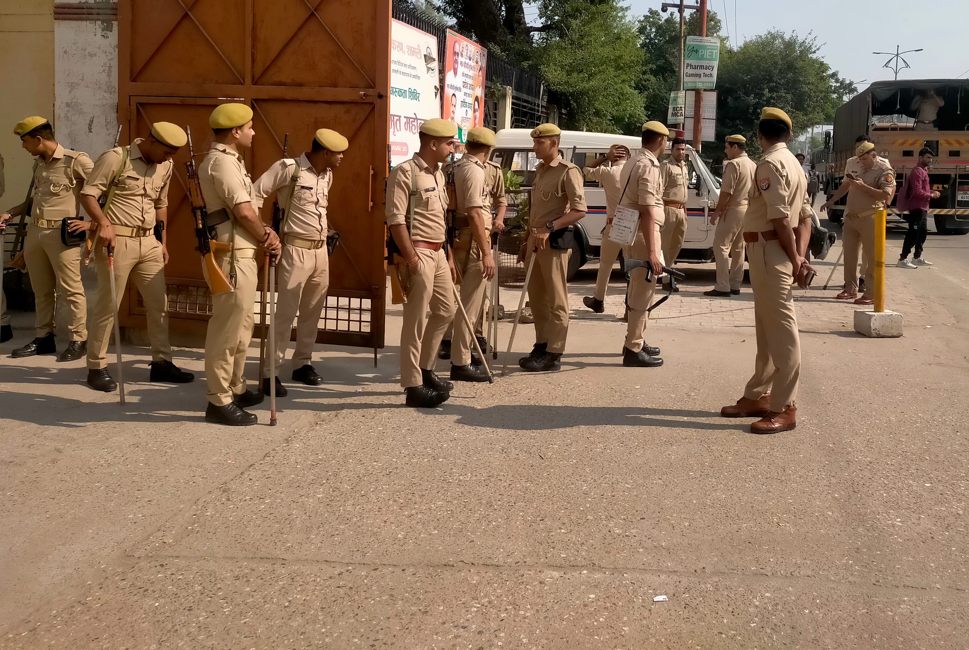 कैराना कोर्ट के बाहर तैनात पुलिसकर्मी। कैराना कोर्ट के बाहर तैनात पुलिसकर्मी।