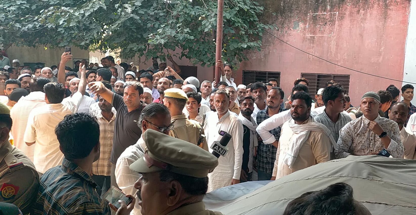 कैराना कोर्ट में नाहिद हसन की पेशी के दौरान मौके पर जमा उनके समर्थक कैराना कोर्ट में नाहिद हसन की पेशी के दौरान मौके पर जमा उनके समर्थक