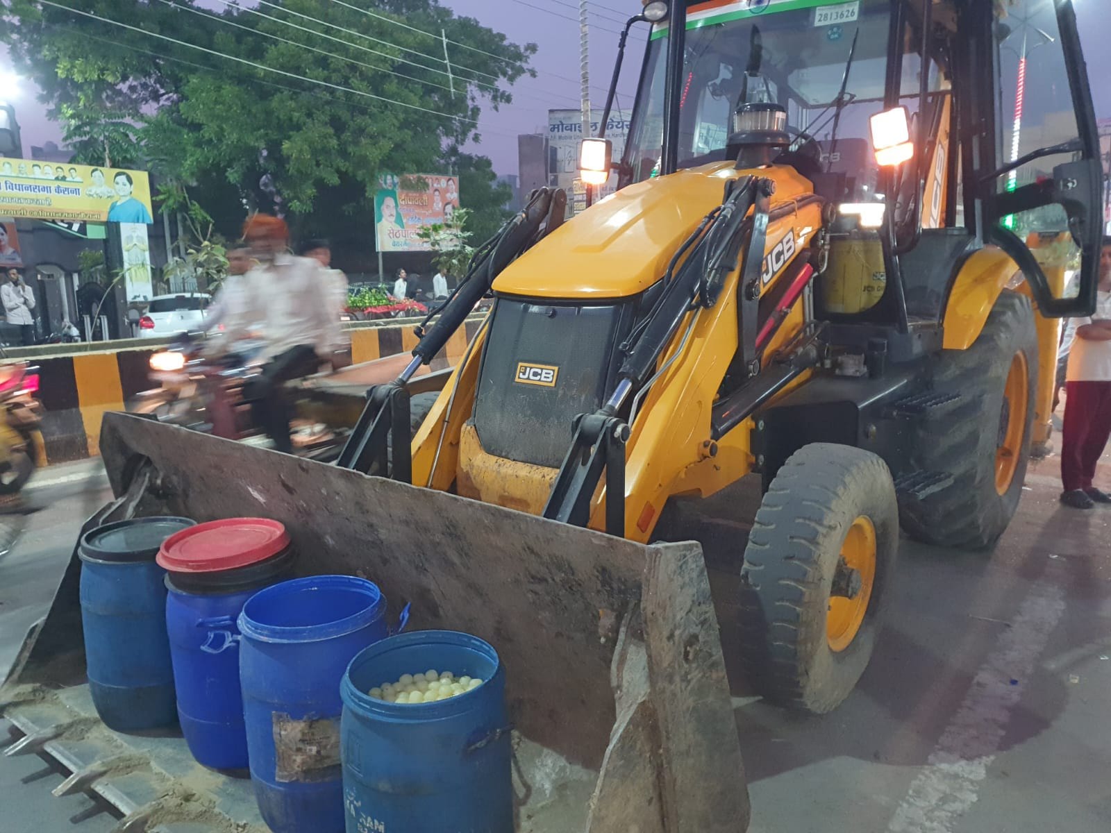 कैराना में खाद्य विभाग द्वारा जब्त किए रसगुल्लों को नष्ट करने के लिए ले जाती जेसीबी। कैराना में खाद्य विभाग द्वारा जब्त किए रसगुल्लों को नष्ट करने के लिए ले जाती जेसीबी।