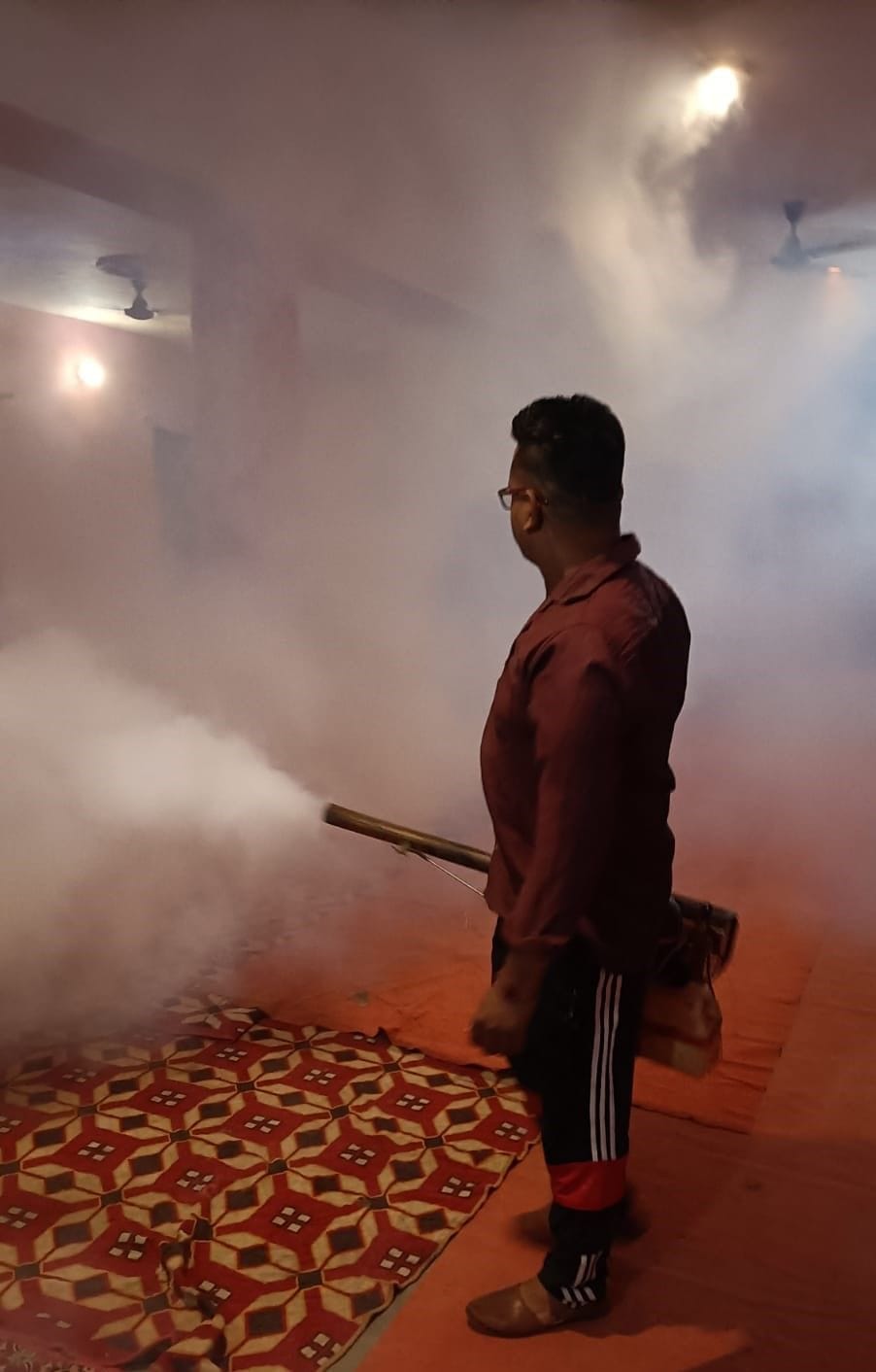मच्छरों की रोकथाम के लिए फॉगिंग करते नगर परिषद के कर्मचारी ।