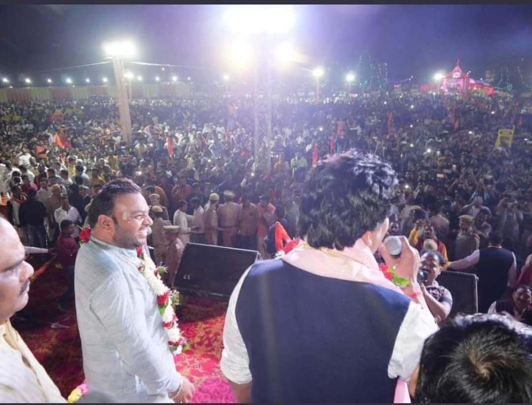 ओबरा के गांधी मैदान में सोनांचल महोत्सव में कीर्तन गायक प्रस्तुत करते कन्हैया मित्तल एवं भोजपुर ओबरा के गांधी मैदान में सोनांचल महोत्सव में कीर्तन गायक प्रस्तुत करते कन्हैया मित्तल एवं भोजपुर