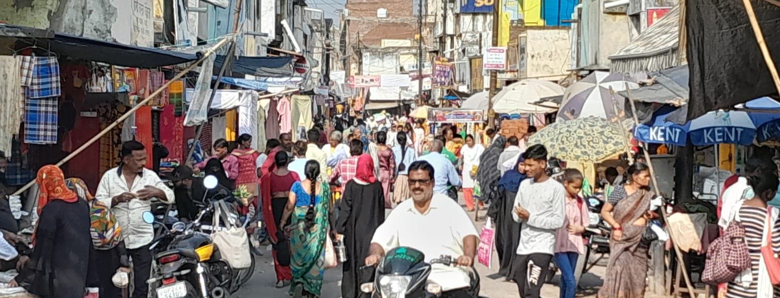 पुराना बाजार में दोपहर के समय जाम जैसी स्थिति बन गई थी। संवाद पुराना बाजार में दोपहर के समय जाम जैसी स्थिति बन गई थी। संवाद