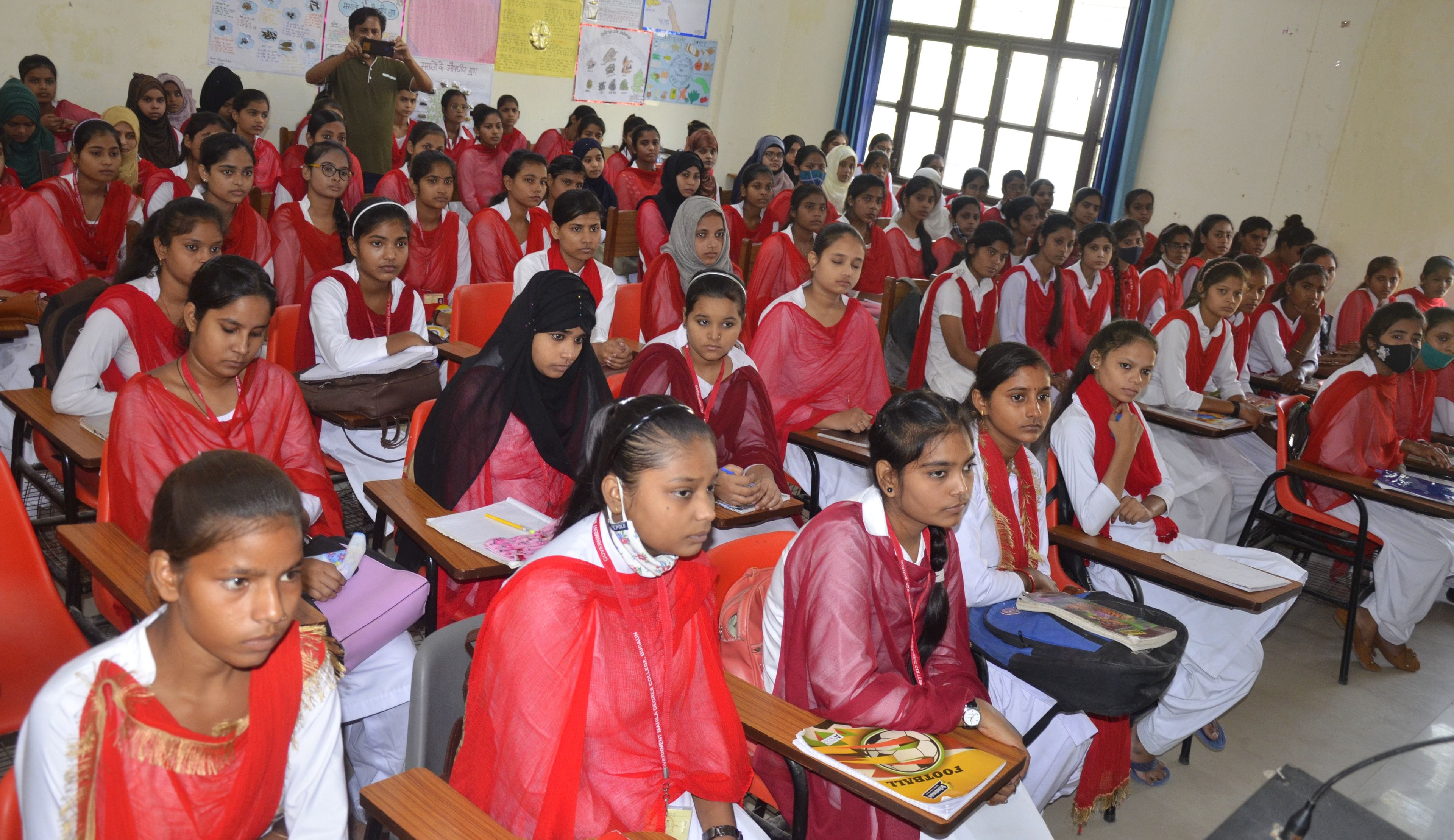 राजकीय महाविद्यालय में पुलिस की पाठशाला में मौजूद छात्राएं। संवाद