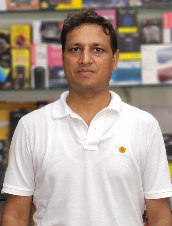शामली इलेक्ट्रोनिक्स के सामान से संबंधित फोटो व्यापारी अमित शर्मा। शामली इलेक्ट्रोनिक्स के सामान से संबंधित फोटो व्यापारी अमित शर्मा।