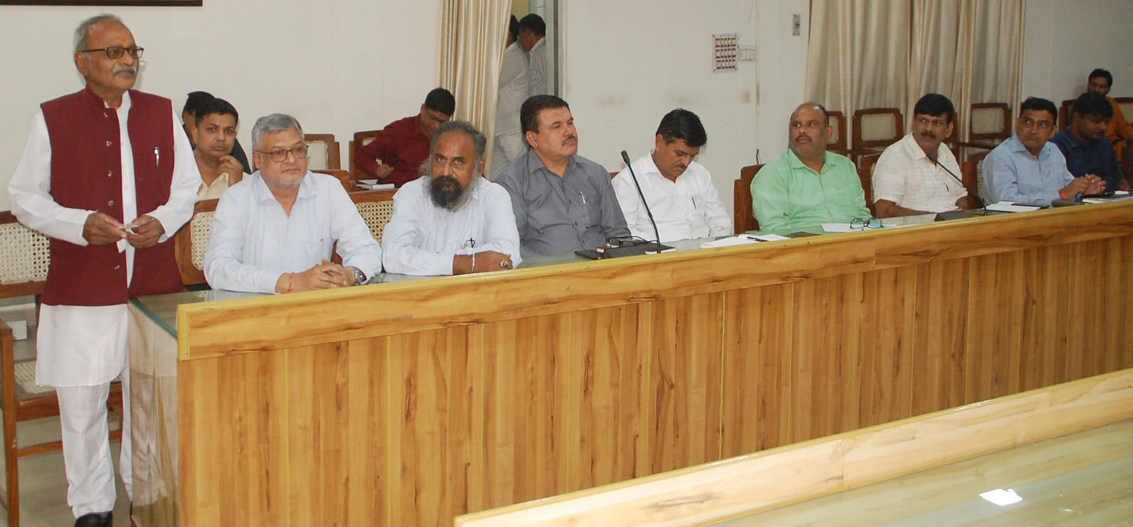 शामली कलक्ट्रेट सभागार में शांति समित की बैठक भाग लेते शहर के संभ्रांत लोग।