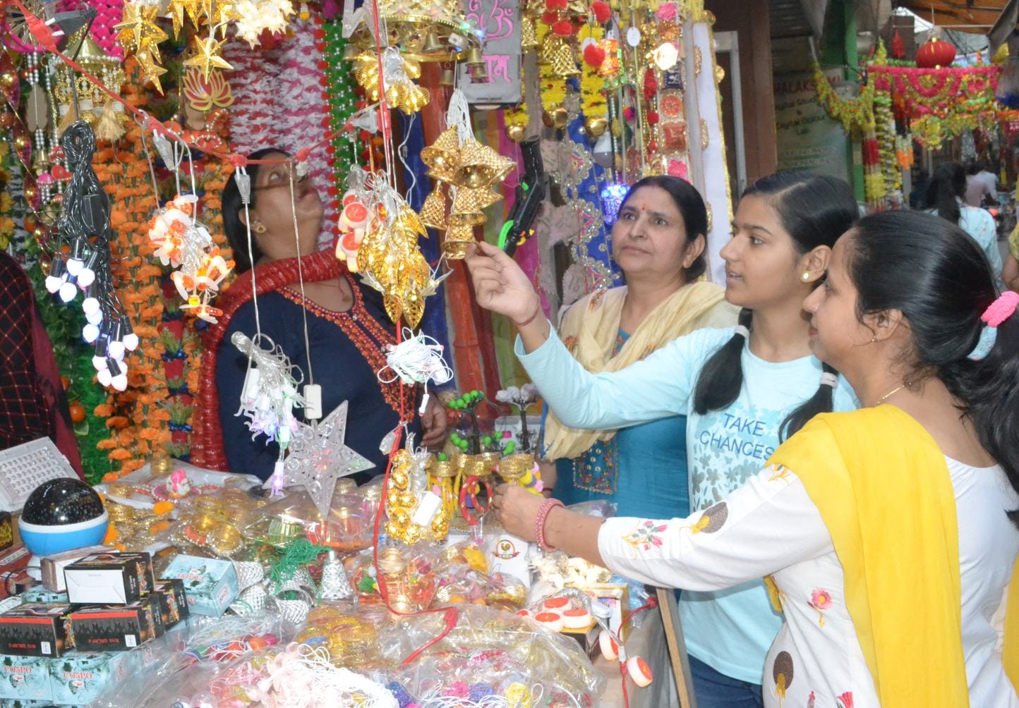 शामली में दीपावली पर इलेक्ट्रोनिक्स के सामान की खरीदारी करती महिलाएं। शामली में दीपावली पर इलेक्ट्रोनिक्स के सामान की खरीदारी करती महिलाएं।