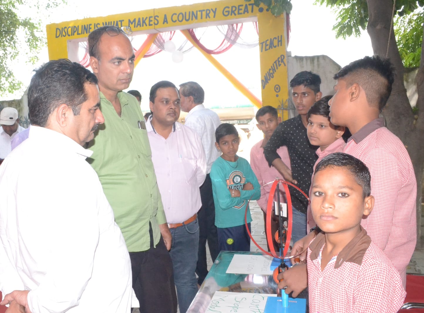शामली पूर्व माध्यमिक कन्या जूनियर हाई स्कूल बनत में आयोजित विज्ञान प्रदर्शनी में छात्रों के बन? शामली पूर्व माध्यमिक कन्या जूनियर हाई स्कूल बनत में आयोजित विज्ञान प्रदर्शनी में छात्रों के बन?