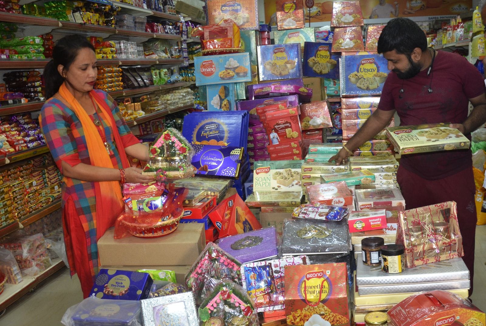 बाजार में गिफ्ट हैंपर की खरीदारी करती युवती। संवाद बाजार में गिफ्ट हैंपर की खरीदारी करती युवती। संवाद