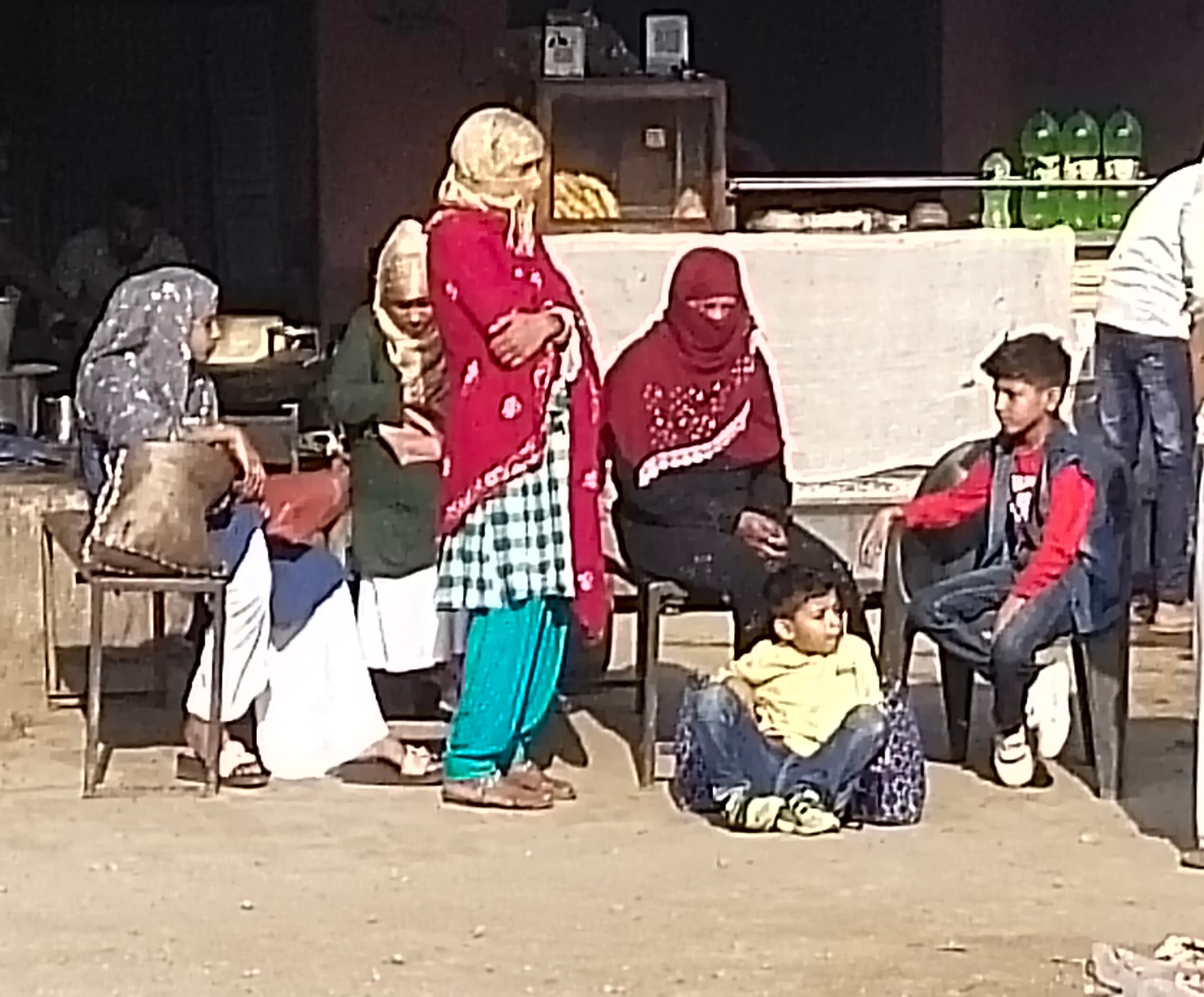 बिड़ौली ढाबे पर बस की इंतजार में बैठी महिलाएं। बिड़ौली ढाबे पर बस की इंतजार में बैठी महिलाएं।
