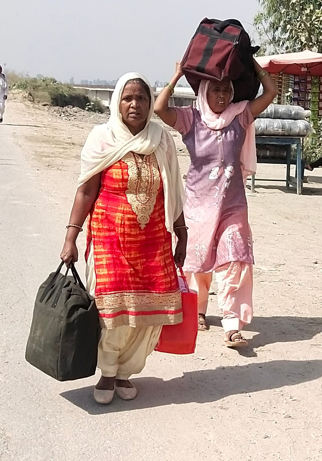 बिड़ौली हरियाणा रोडवेज की गाड़ी से उतरकर पैदल आती महिलाएं। बिड़ौली हरियाणा रोडवेज की गाड़ी से उतरकर पैदल आती महिलाएं।