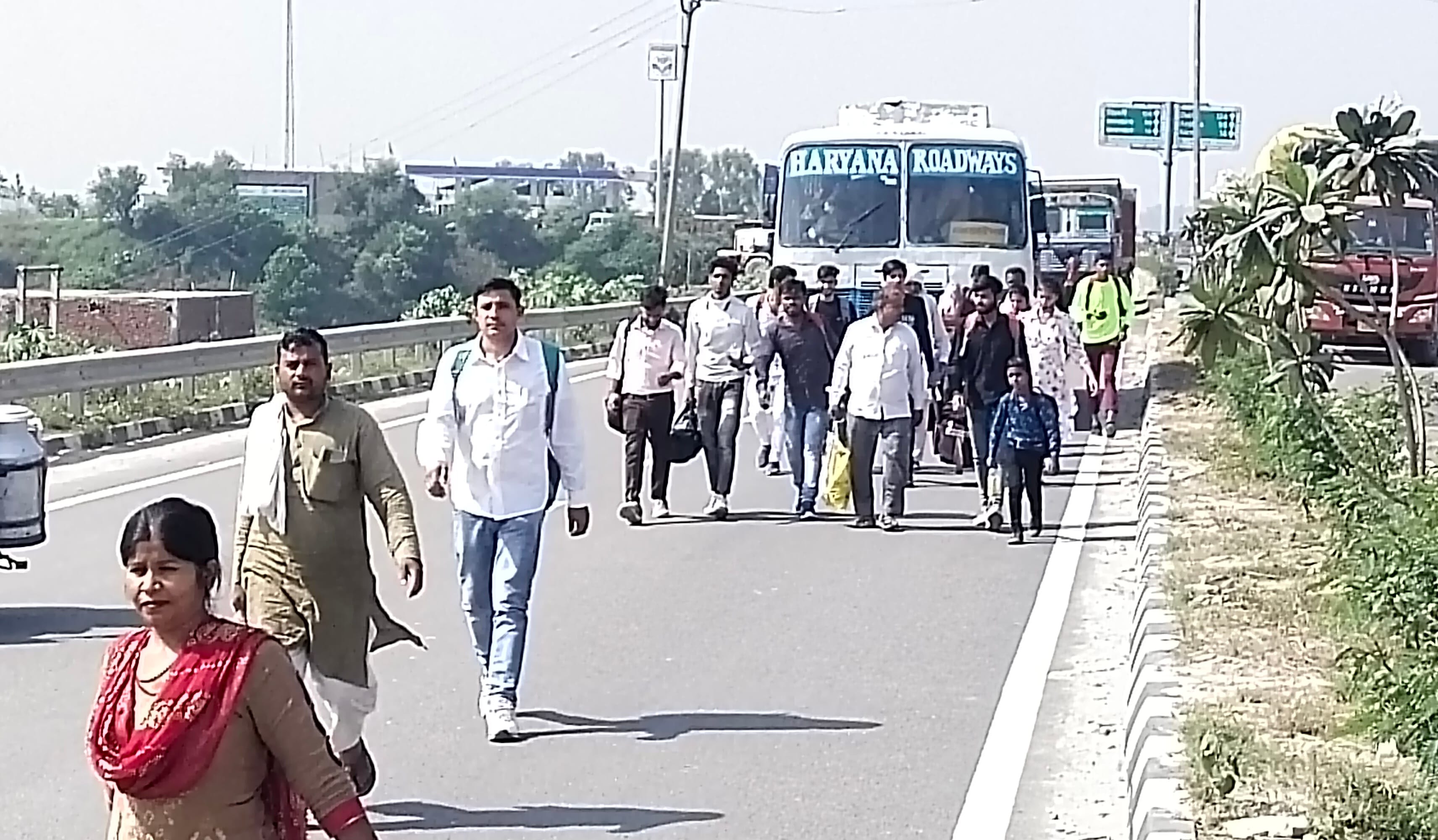 बिड़ौली हरियाणा रोडवेज की गाड़ी से उतरकर सवारी यूपी में आते यात्री। बिड़ौली हरियाणा रोडवेज की गाड़ी से उतरकर सवारी यूपी में आते यात्री।