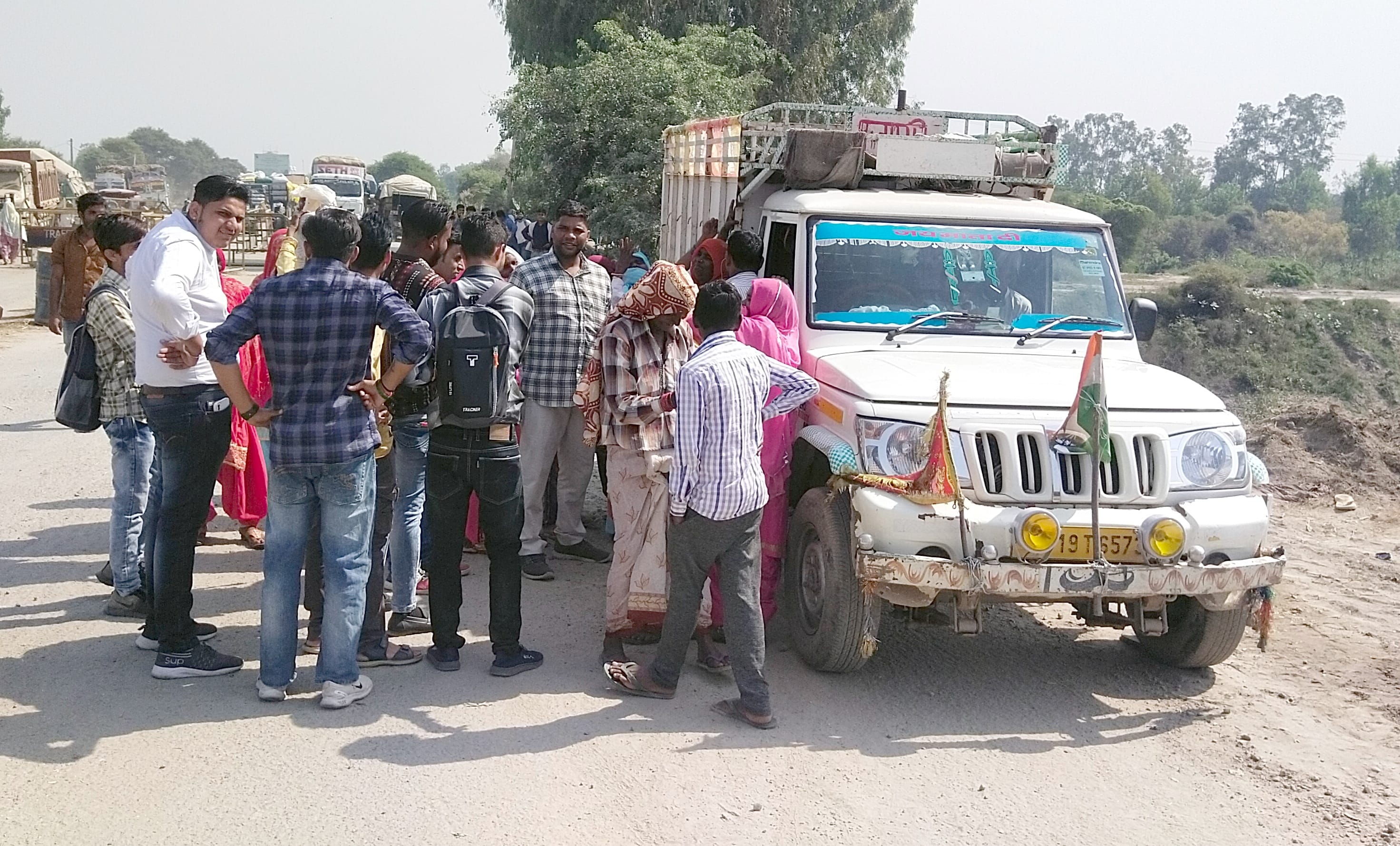 बिड़ौली पुल पर जाम में फंसे शामली श्यामला गांव के ग्रामीण। बिड़ौली पुल पर जाम में फंसे शामली श्यामला गांव के ग्रामीण।