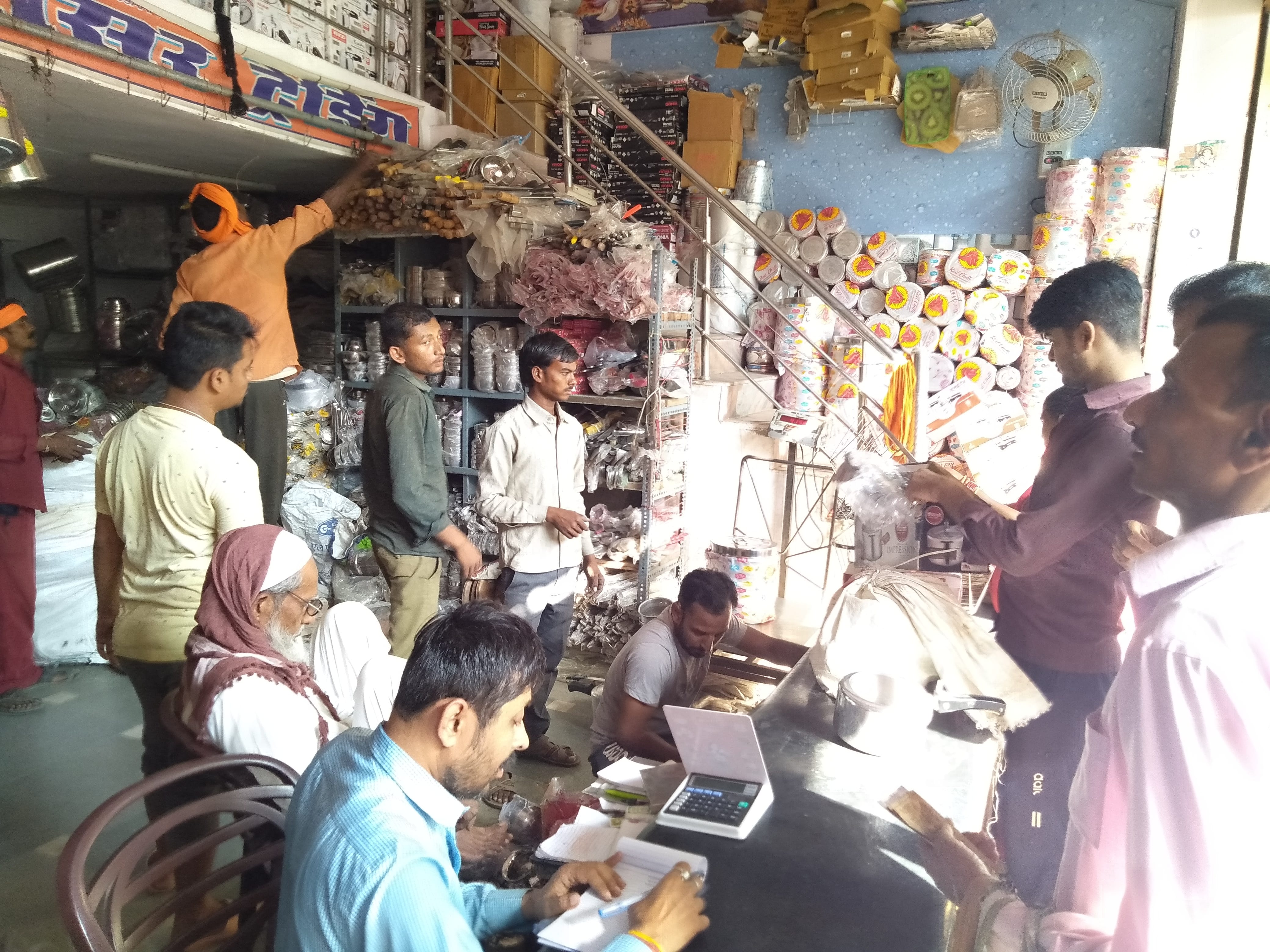 फोटो 21 बीएनडीपी 12- बर्तन की दुकान पर खरीदारी करते ग्राहक। संवाद
