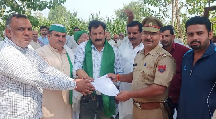 गढ़ीपुख्ता में थानाप्रभारी को ज्ञापन देते किसान। गढ़ीपुख्ता में थानाप्रभारी को ज्ञापन देते किसान।