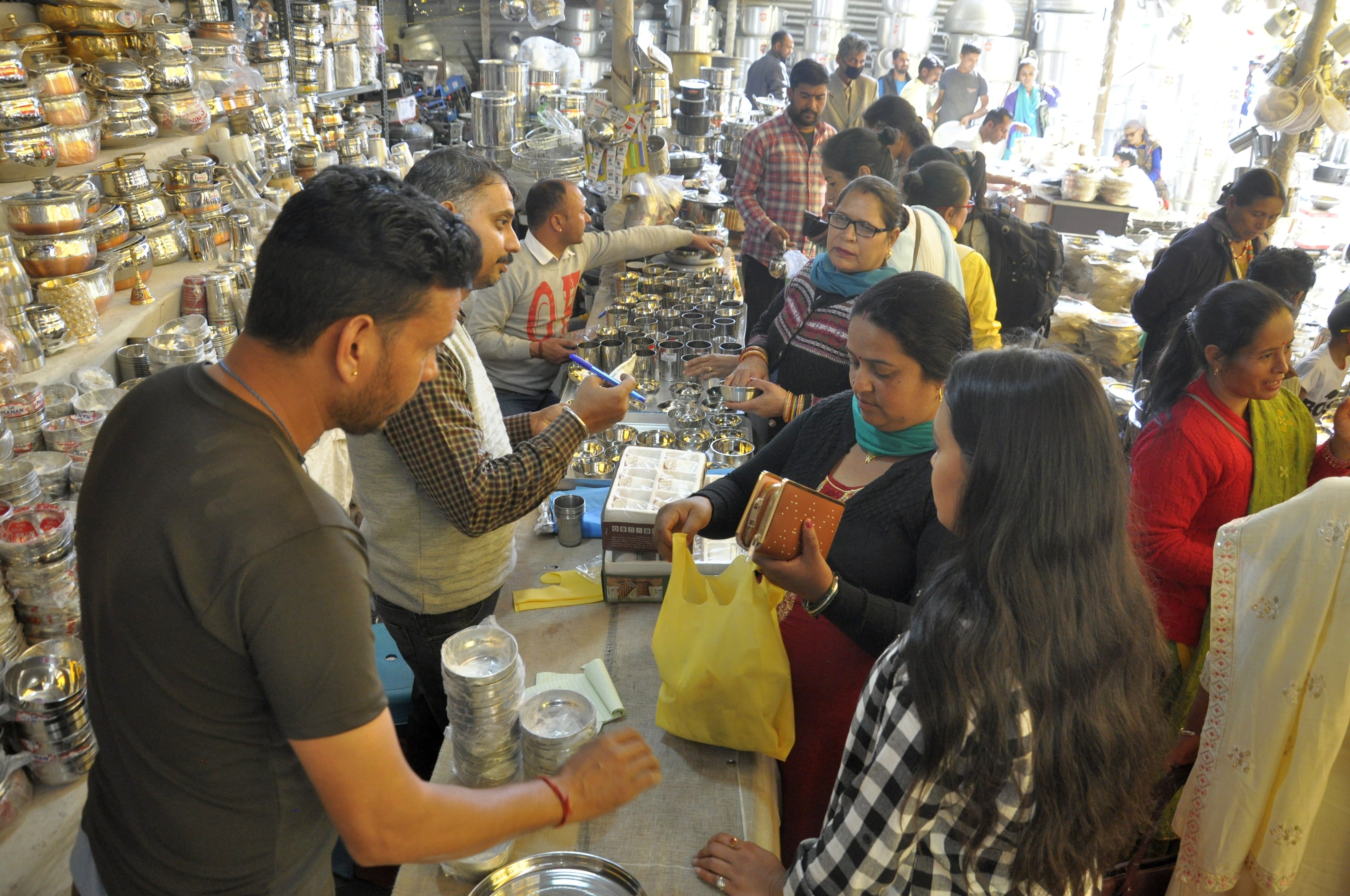 कुल्लू में बर्तन की दुकान में धनतेरस के मौके पर खरीदारी करते हुए।-संवाद