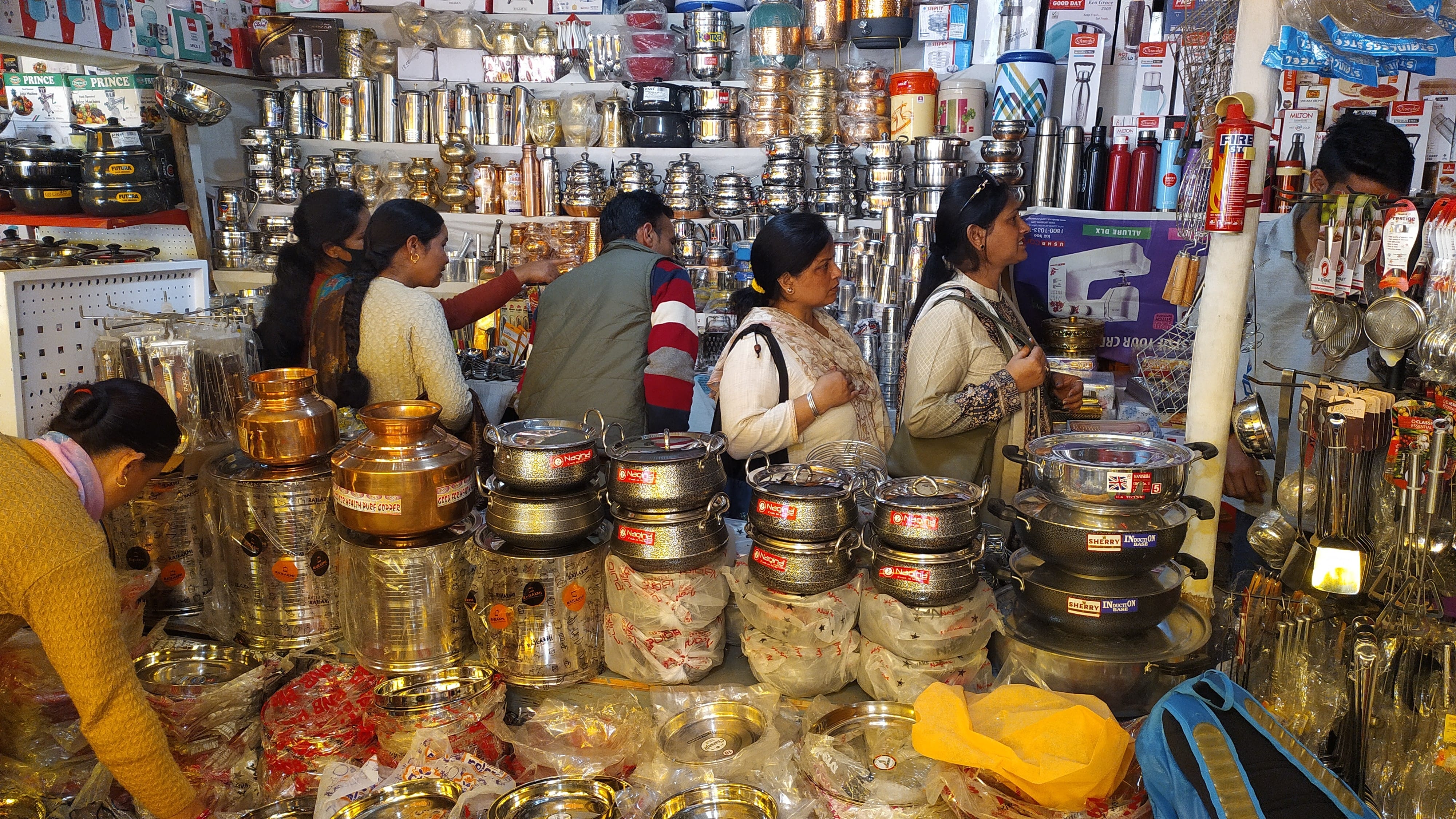 कुल्लू में बर्तन की दुकान में धनतेरस के मौके पर खरीदारी करते हुए।-संवाद