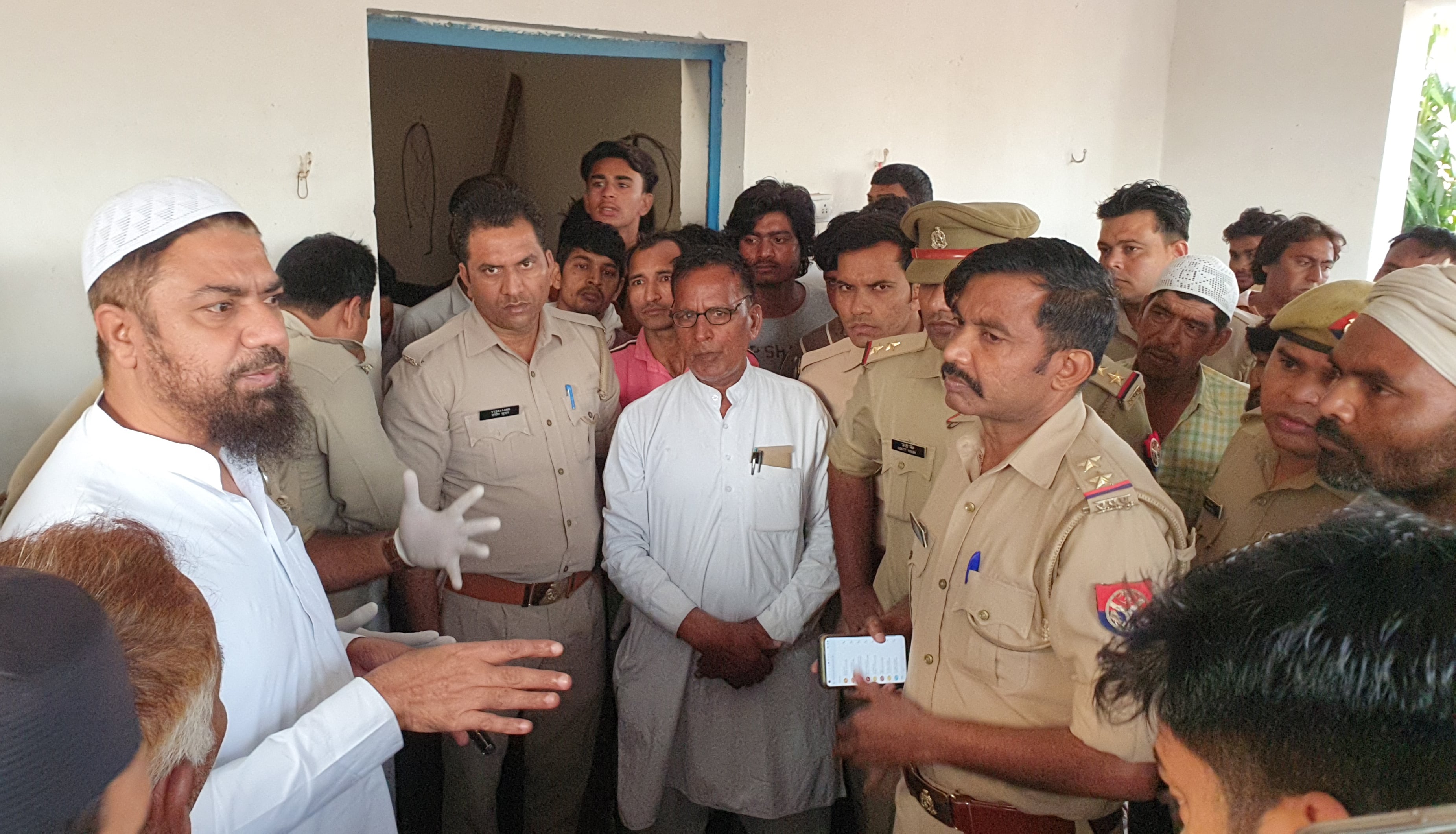 कैराना में चौकीदार की हत्या के बाद पुलिस से बात करते पालिका चेयरमैन हाजी अनवर हसन। कैराना में चौकीदार की हत्या के बाद पुलिस से बात करते पालिका चेयरमैन हाजी अनवर हसन।