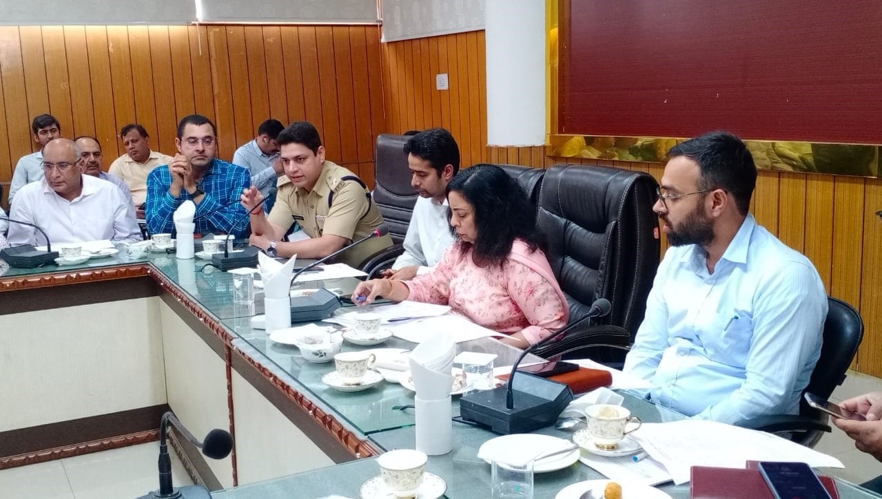  लघु सचिवालय में बैठक करतीं अंबाला मंडल की आयुक्त।  संवाद