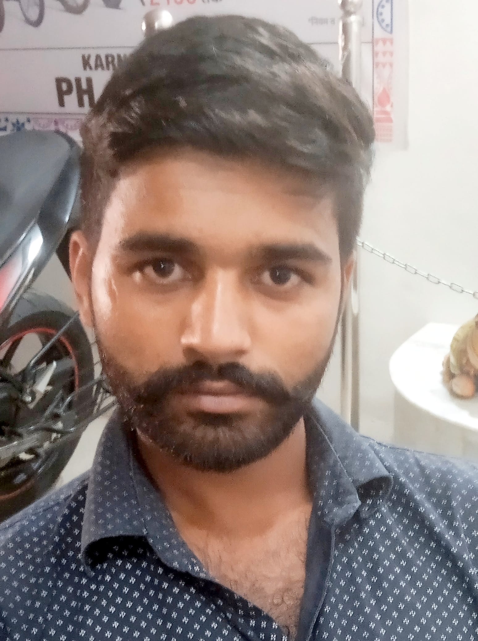 शामली में ऑटो एजेंसी पर बाइक लेने पहुंचा विवेक कुमार। शामली में ऑटो एजेंसी पर बाइक लेने पहुंचा विवेक कुमार।