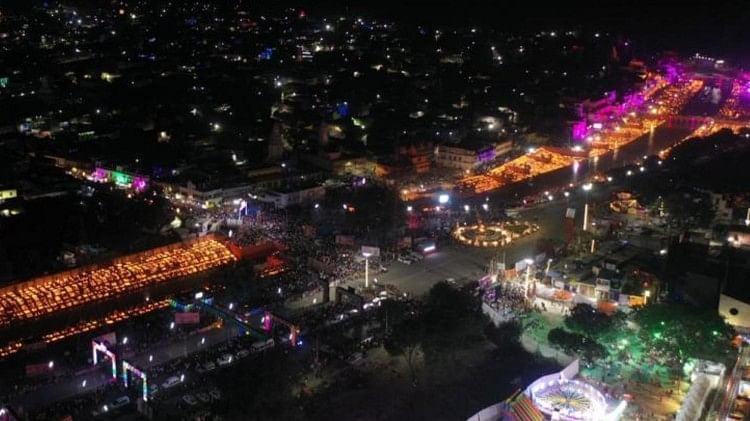 Deepotsav 2022: PM Narendra Modi lits up the diyas in Ayodhya.