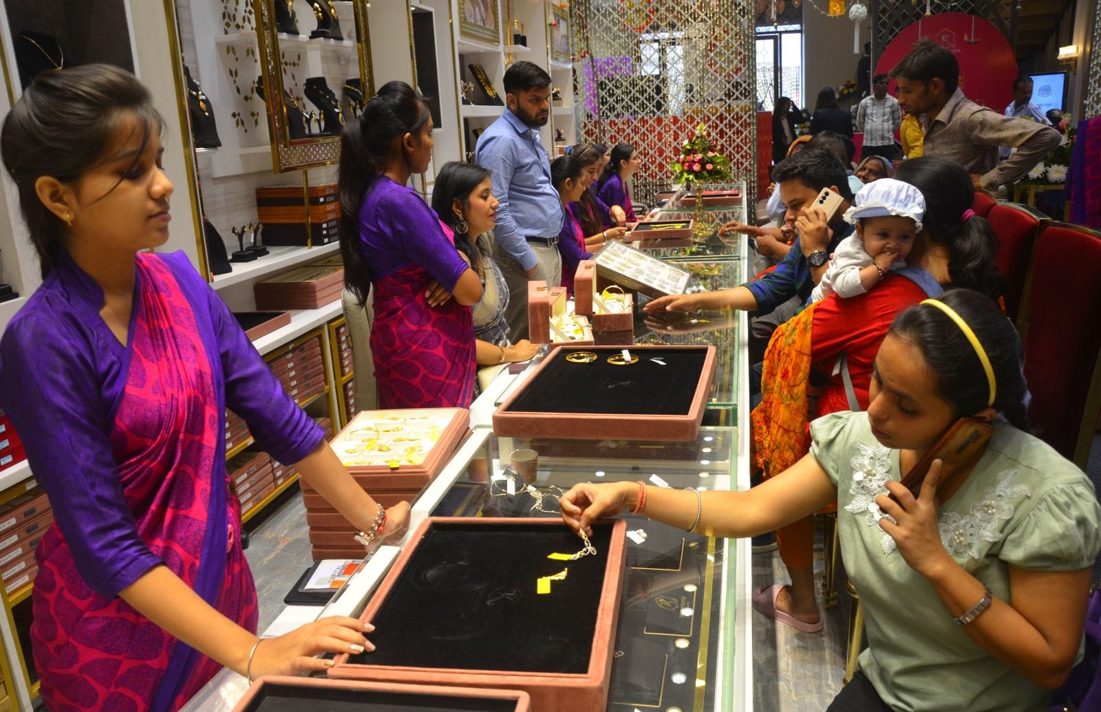 आभूषणों की खरीदारी करते ग्राहक।संवाद आभूषणों की खरीदारी करते ग्राहक।संवाद