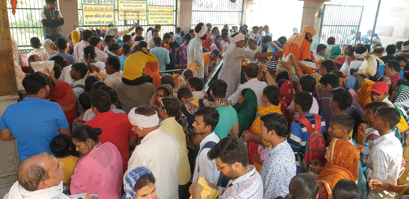 बागपत के गुफा वाले मंदिर में पूजा के लिए लगी भीड़ बागपत के गुफा वाले मंदिर में पूजा के लिए लगी भीड़