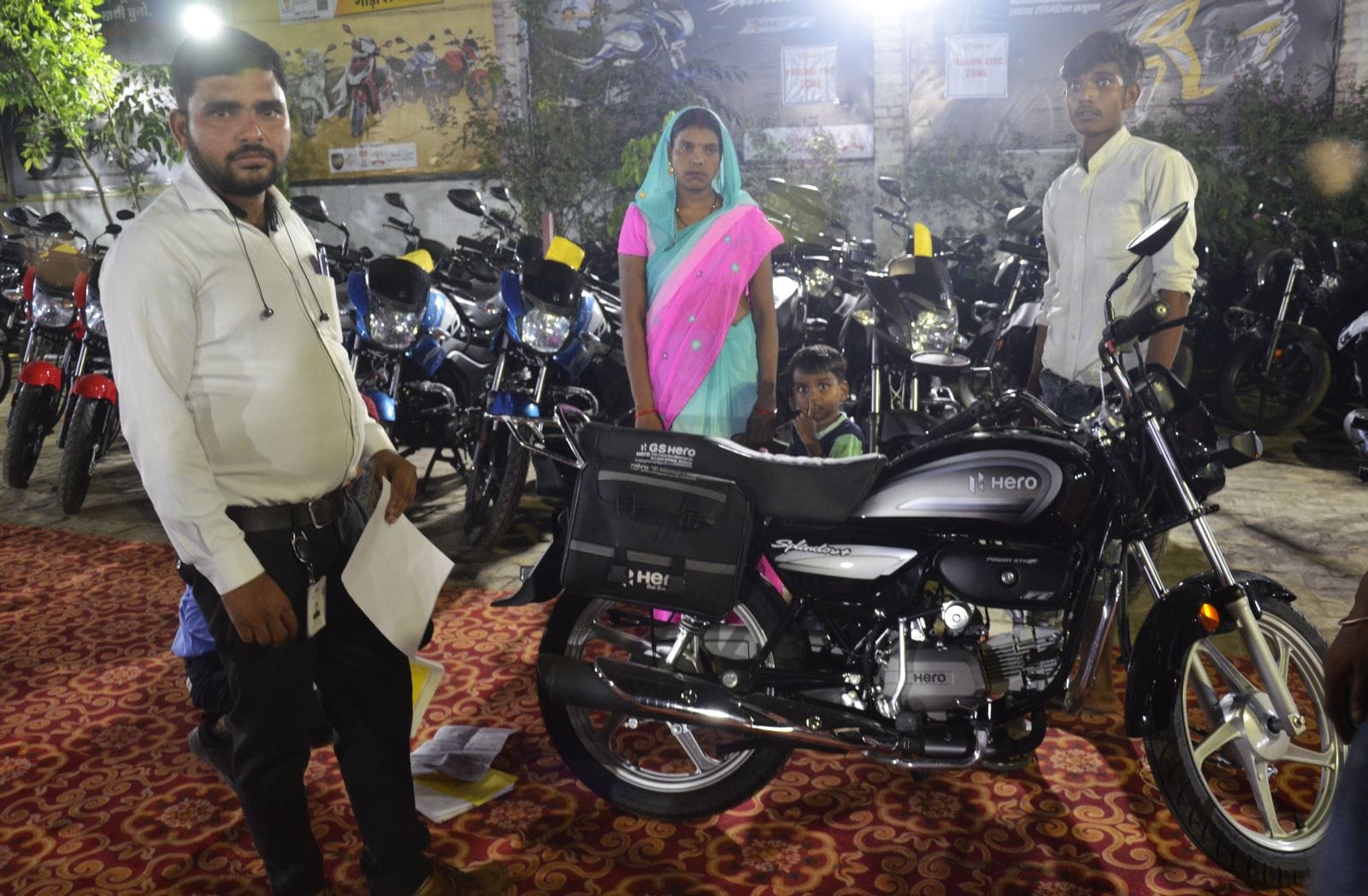 बाइक की खरीदारी करते लोग। संवाद बाइक की खरीदारी करते लोग। संवाद