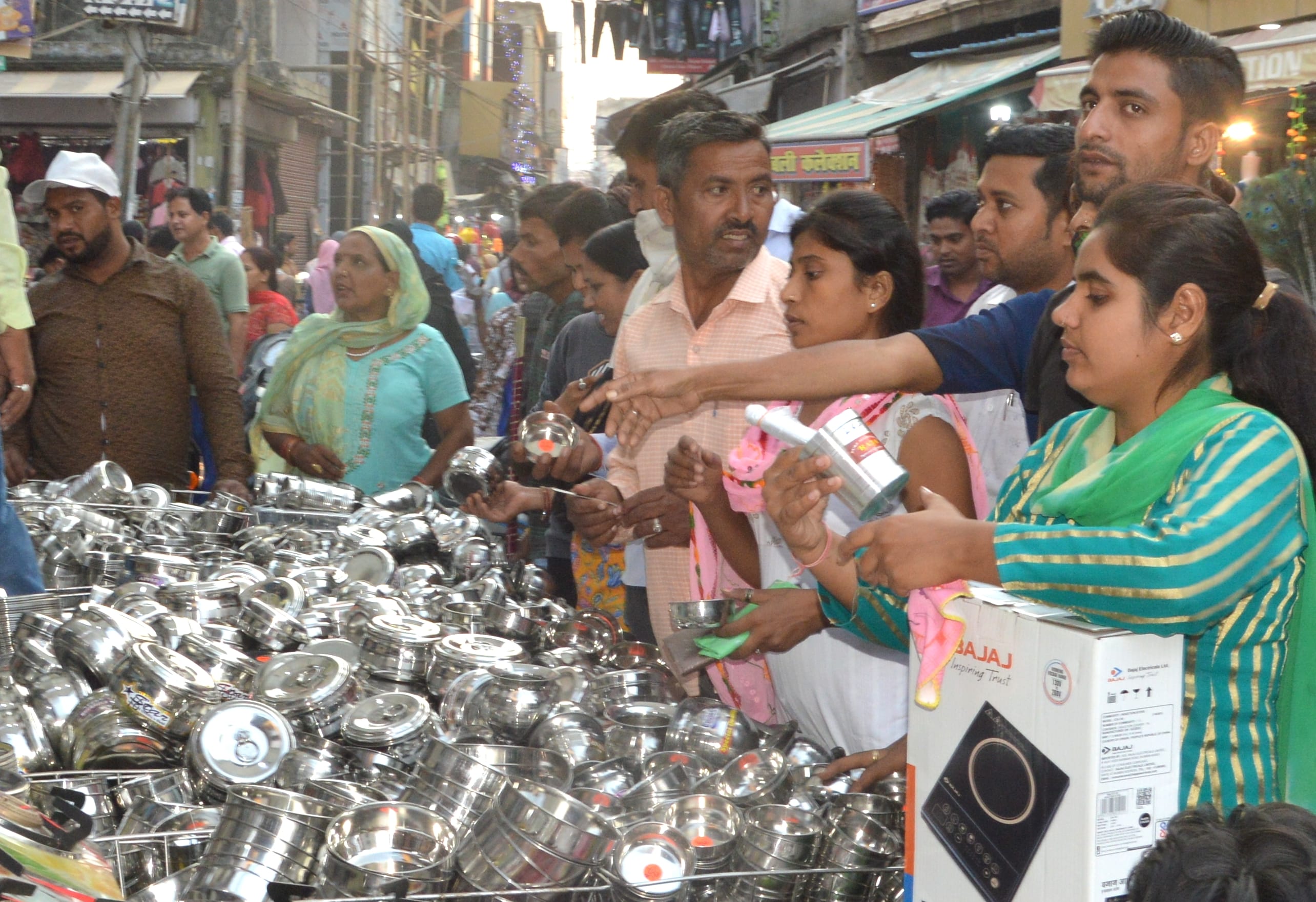 बिजनौर में धनतेरस के अवसर पर बाजार मे बर्तन खरीदते लोग। बिजनौर में धनतेरस के अवसर पर बाजार मे बर्तन खरीदते लोग।
