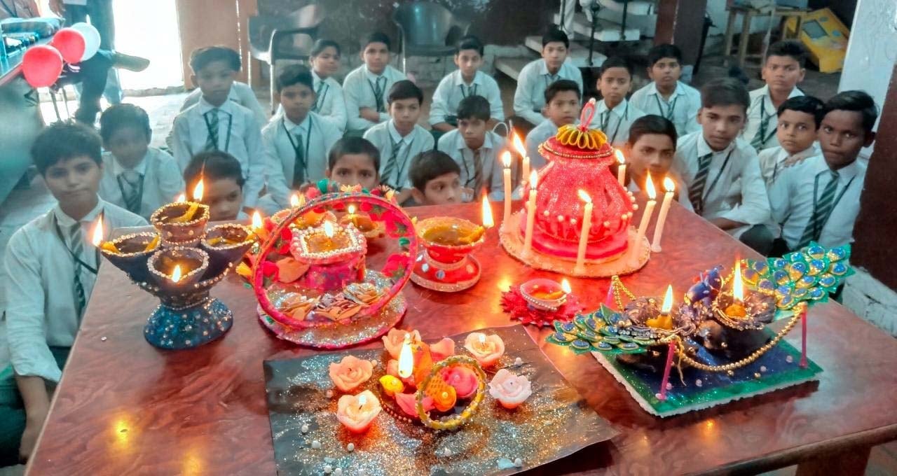 बिल्सी के सिटी हार्टमेन स्कूल में दीया सजाते बच्चे। संवाद
