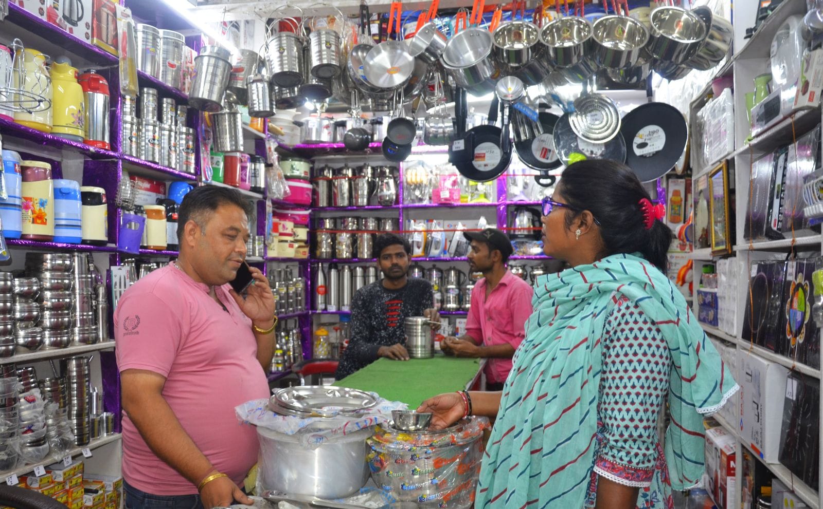 बर्तन की खरीदारी करती महिला। संवाद बर्तन की खरीदारी करती महिला। संवाद