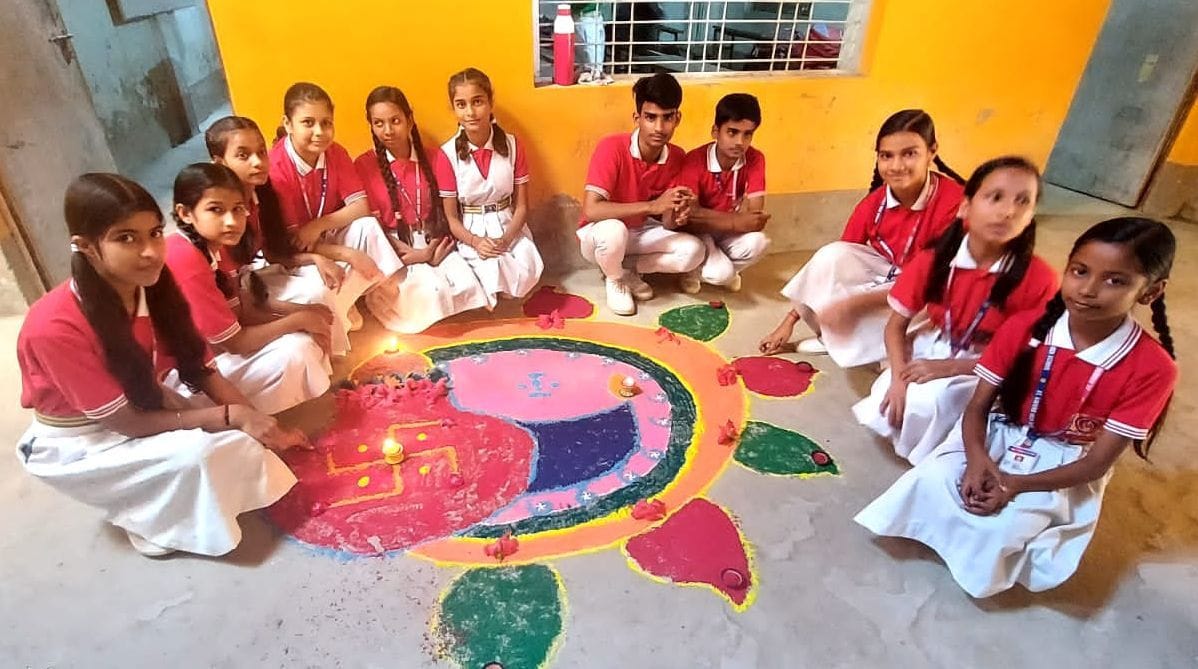 बांसी में रंगोली प्रतियोगिता में शामिल सेंट जेवियर्स स्कूल के बच्चे। संवाद