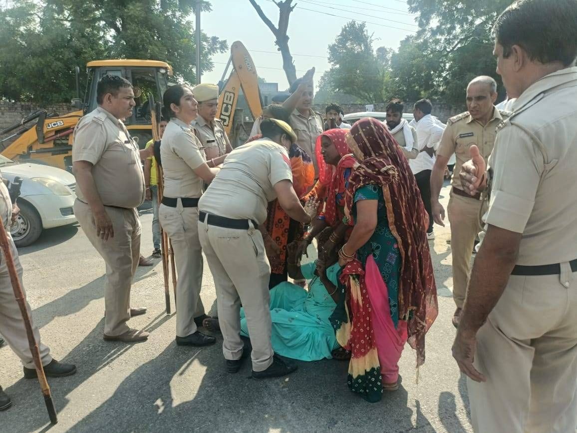 फतेहाबाद में प्रदर्शन कर रहे सफाई कर्मियों को हिरासत में लेते पुलिसकर्मी। फतेहाबाद में प्रदर्शन कर रहे सफाई कर्मियों को हिरासत में लेते पुलिसकर्मी।