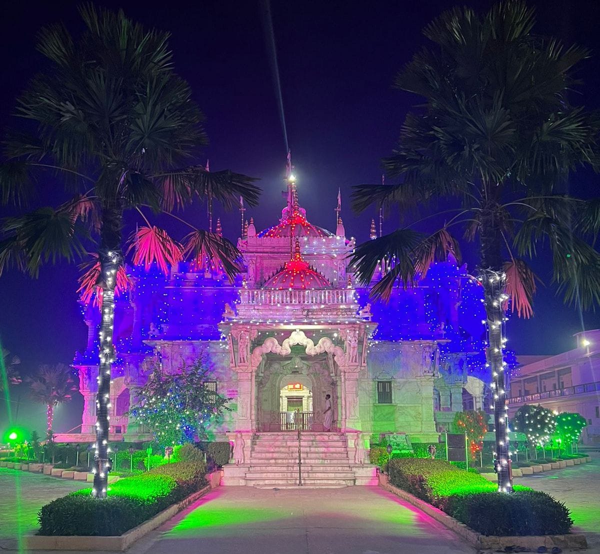 गोंडा के छपिया में सजाया गया स्वामी नारायण मंदिर। -संवाद गोंडा के छपिया में सजाया गया स्वामी नारायण मंदिर। -संवाद