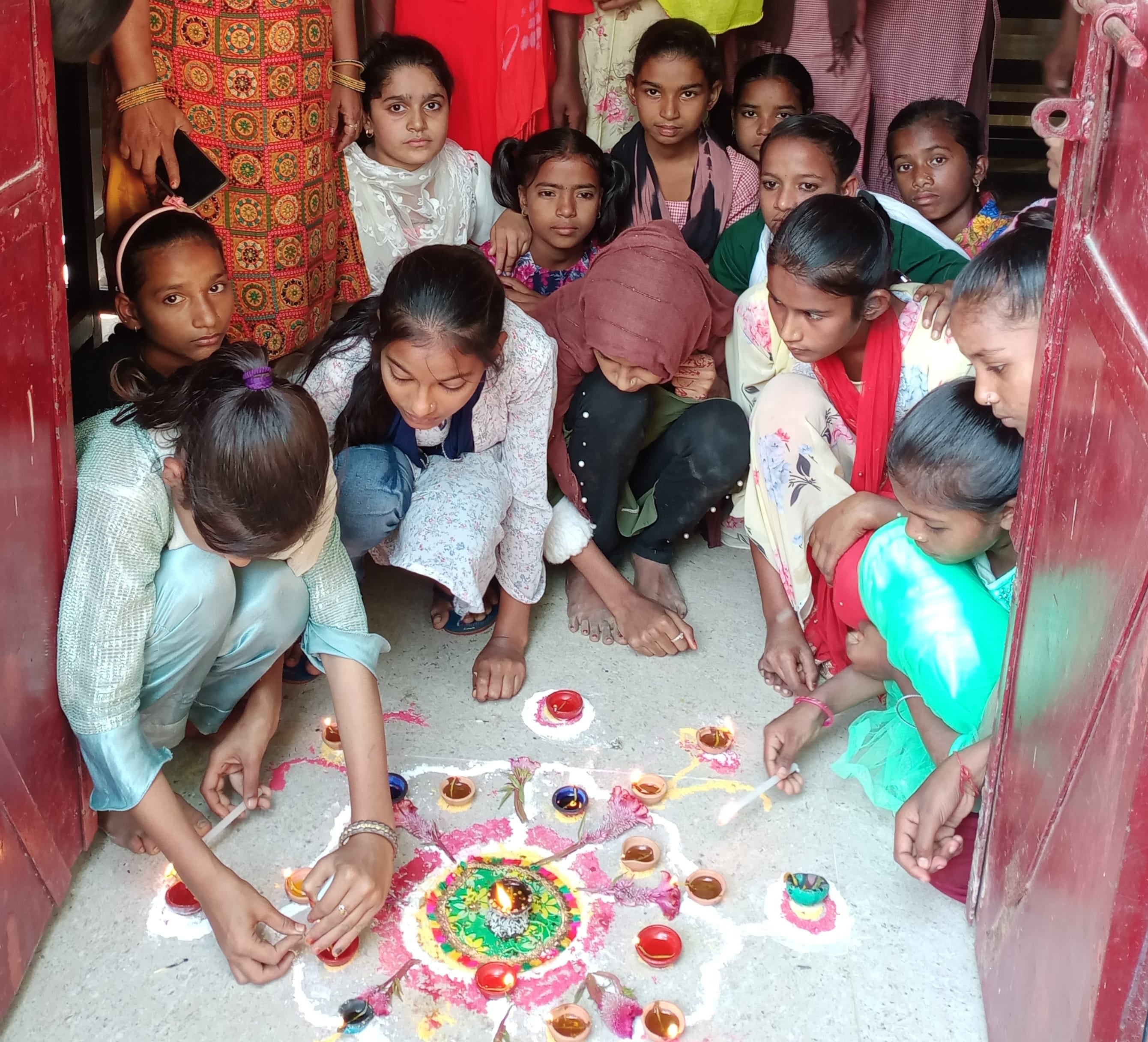 जलालाबाद के जूनियर हाईस्कूल हुसैनपुर में रंगोली बनातीं छात्राएं। जलालाबाद के जूनियर हाईस्कूल हुसैनपुर में रंगोली बनातीं छात्राएं।