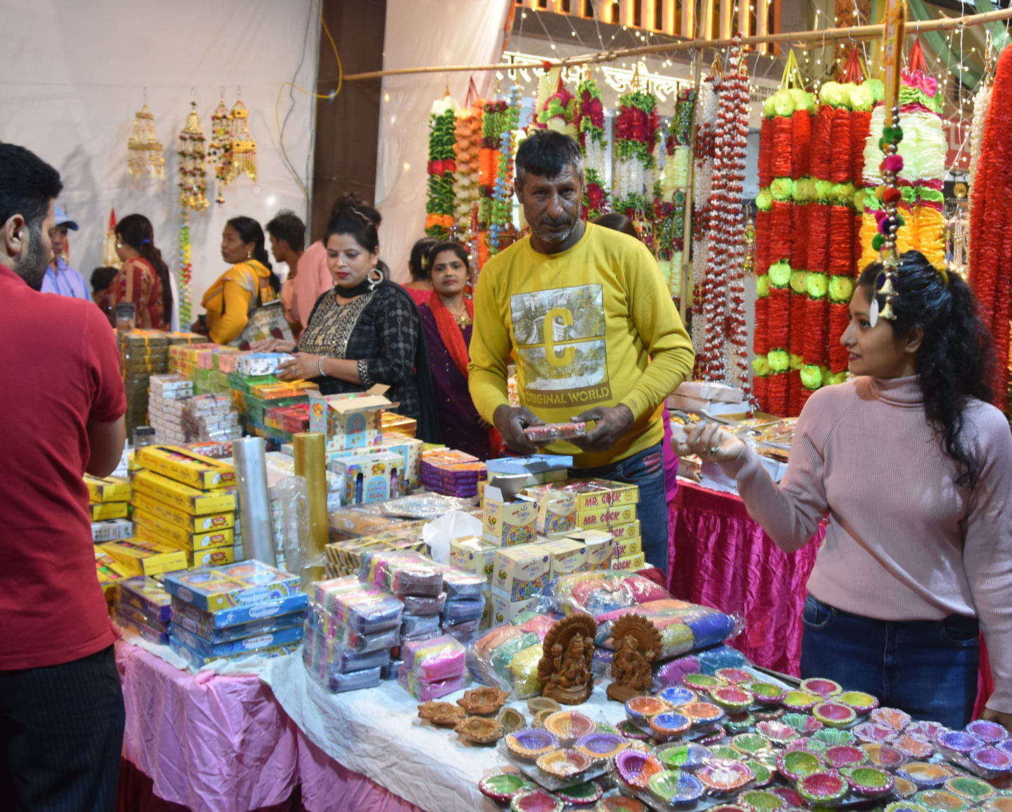 कोर्ट रोड पर दीवावली के लिये खरीदारी करते लोग कोर्ट रोड पर दीवावली के लिये खरीदारी करते लोग