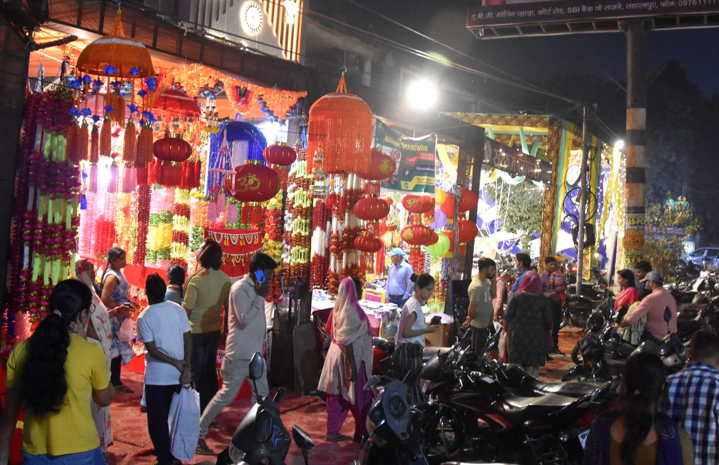 कोर्ट रोड पर दीवावली के लिये खरीदारी करते लोग कोर्ट रोड पर दीवावली के लिये खरीदारी करते लोग