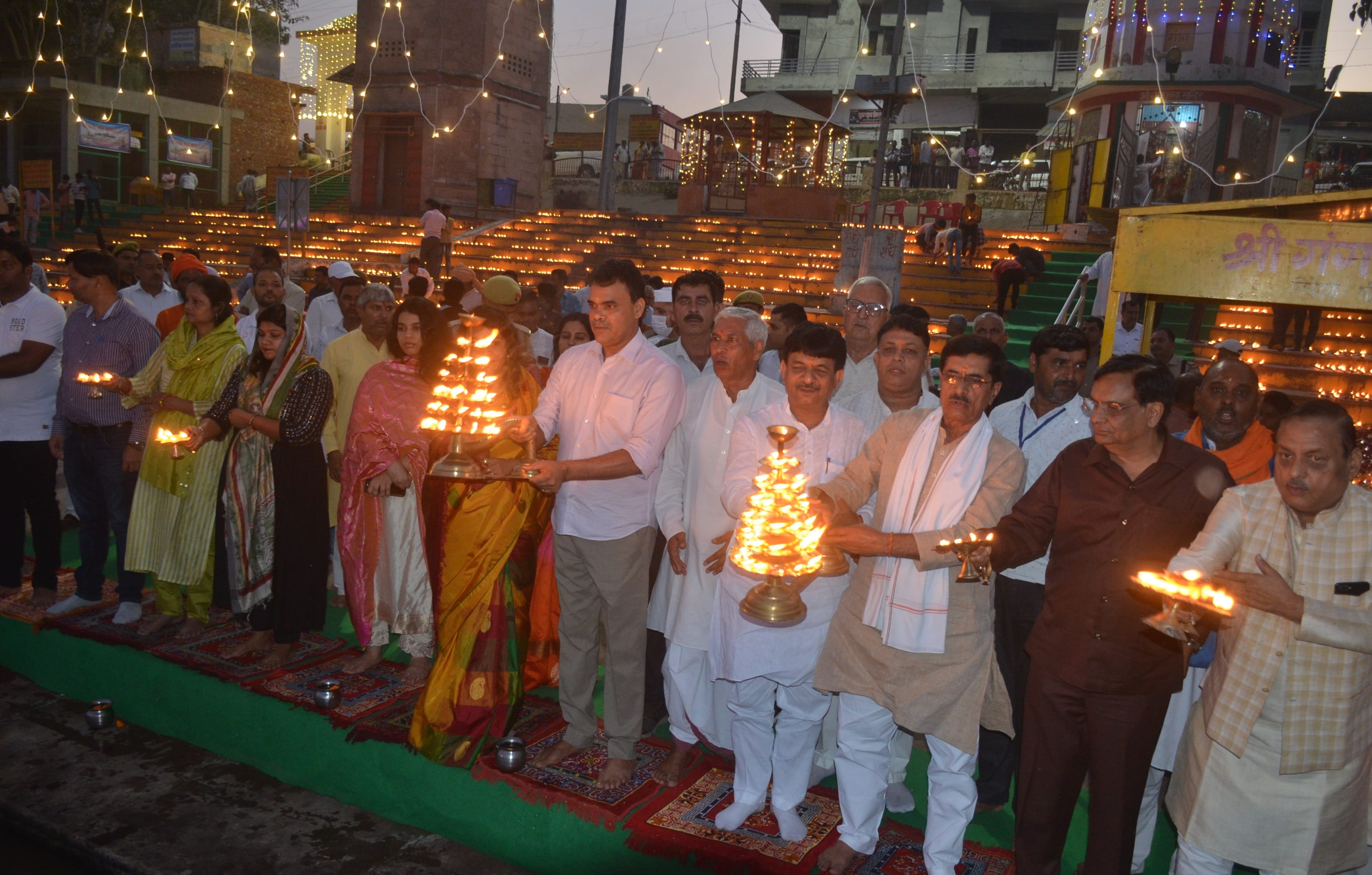मुजफ्फरनगर : गंगा घाट पर दीपक जलाते प्रभारी मंत्री, जिला पंचायत अध्यक्ष, डीएम और अन्य लोग। मुजफ्फरनगर : गंगा घाट पर दीपक जलाते प्रभारी मंत्री, जिला पंचायत अध्यक्ष, डीएम और अन्य लोग।