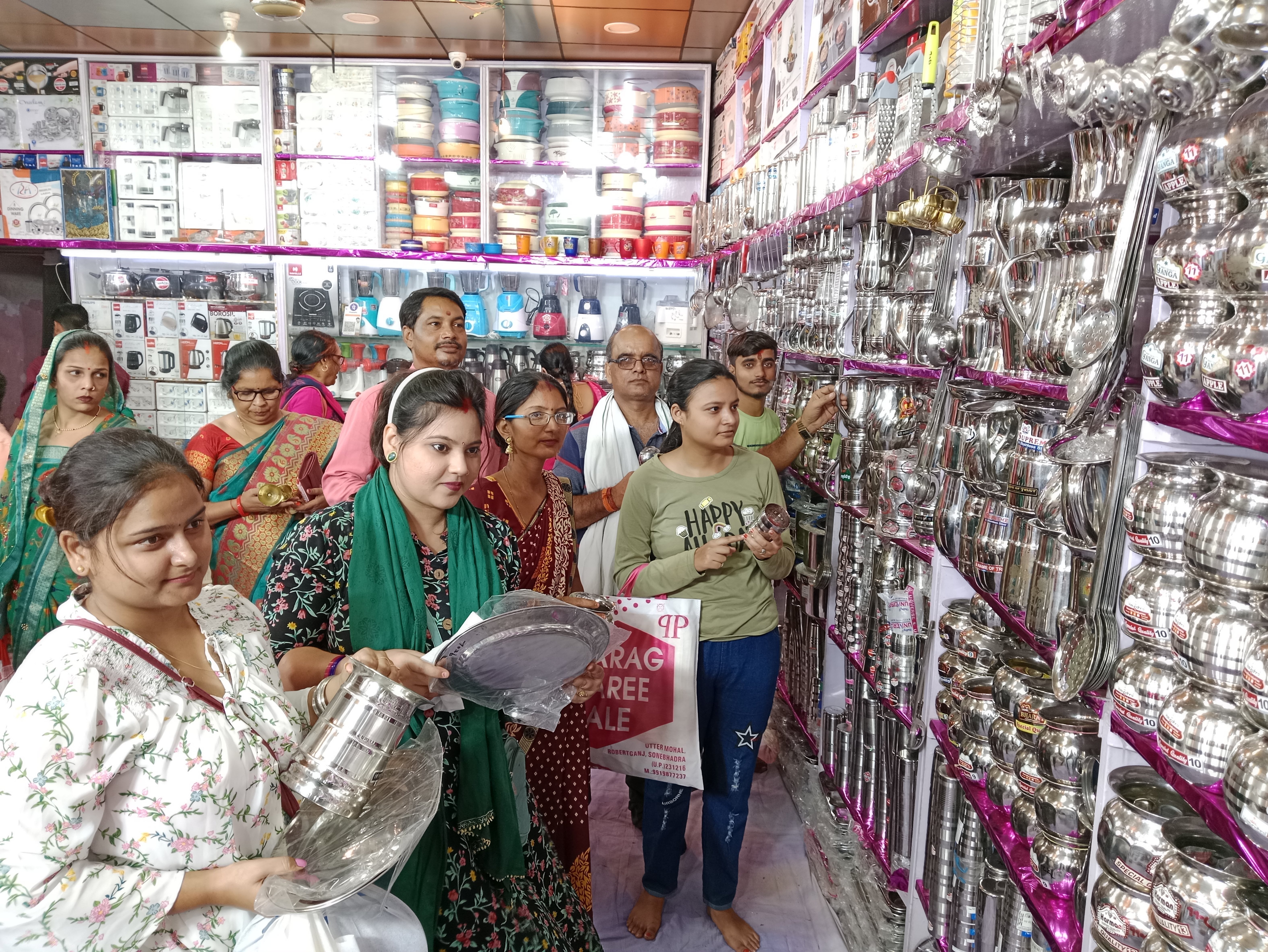 राबर्ट्सगंज सांई चौक के समीप धनतेरस पर बर्तन की दुकान पर खरीदारी करने वालो की लगी भीड़।संवाद राबर्ट्सगंज सांई चौक के समीप धनतेरस पर बर्तन की दुकान पर खरीदारी करने वालो की लगी भीड़।संवाद