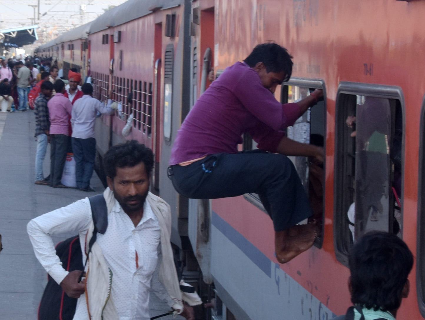 सहारनपुर में रेलवे स्टेशन पर अधिक भीड़ होने के कारण ट्रेन में खिड़की से चढ़ता यात्री। : फोटो गौतम सहारनपुर में रेलवे स्टेशन पर अधिक भीड़ होने के कारण ट्रेन में खिड़की से चढ़ता यात्री। : फोटो गौतम