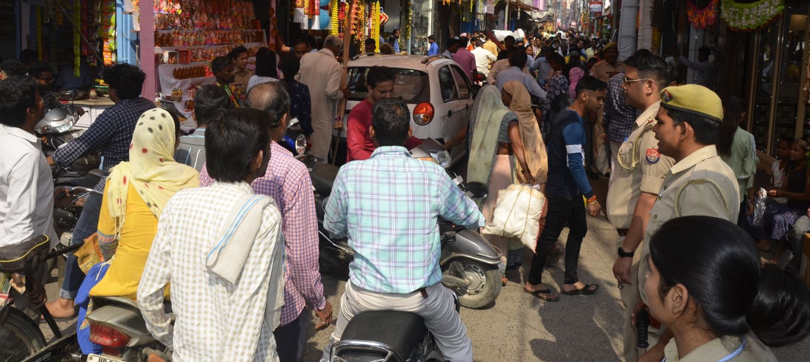 सराफा बाजार से होकर निकलती कार की वजह से लगे जाम में फंसे लोग और वहां पर तैनात पुलिस। संवाद सराफा बाजार से होकर निकलती कार की वजह से लगे जाम में फंसे लोग और वहां पर तैनात पुलिस। संवाद