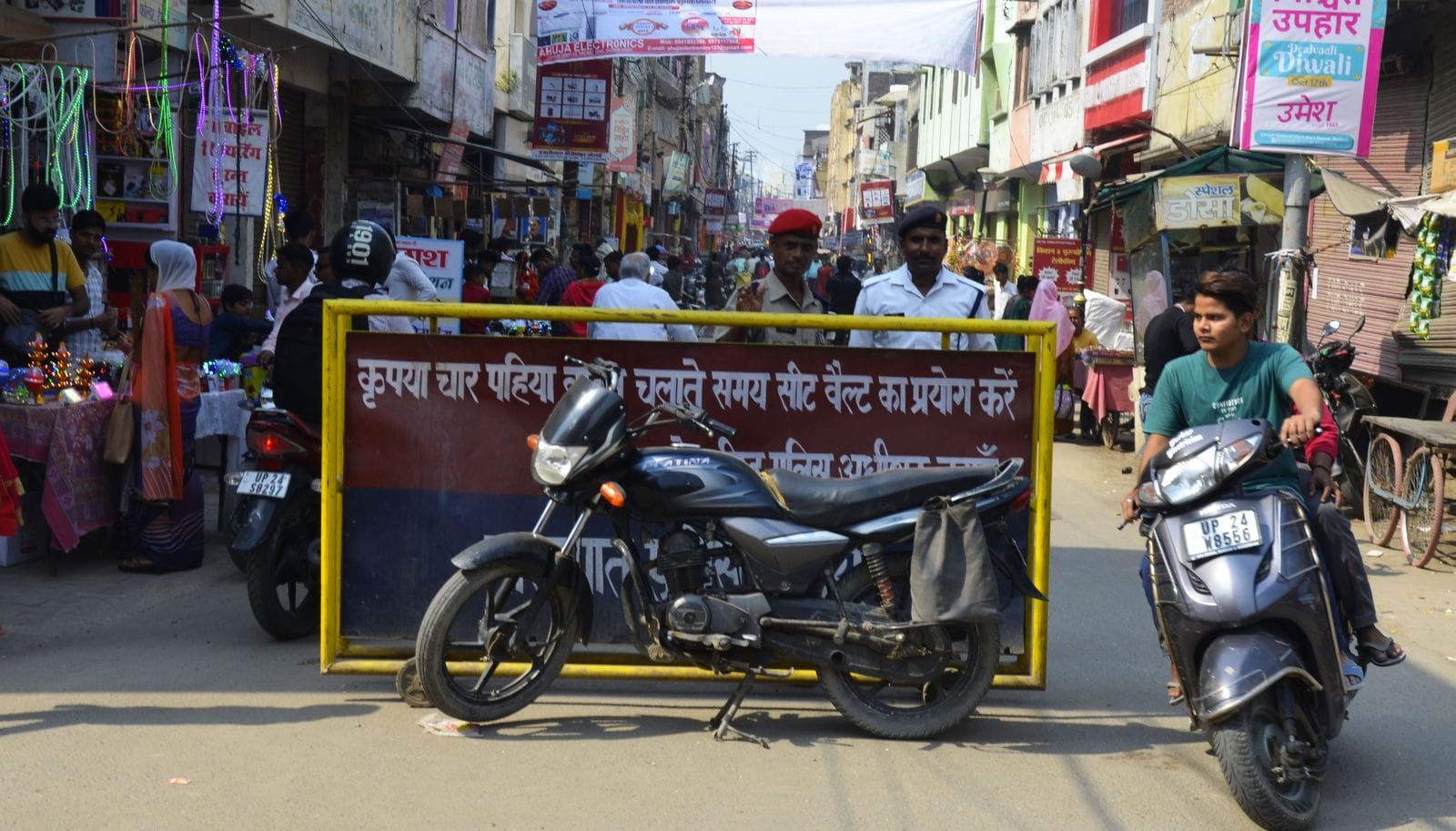 शिव चौराहे से छह सड़का रोड पर लगे बैरियर पर तैनात ट्रैफिक कर्मी व होमगार्ड। संवाद शिव चौराहे से छह सड़का रोड पर लगे बैरियर पर तैनात ट्रैफिक कर्मी व होमगार्ड। संवाद