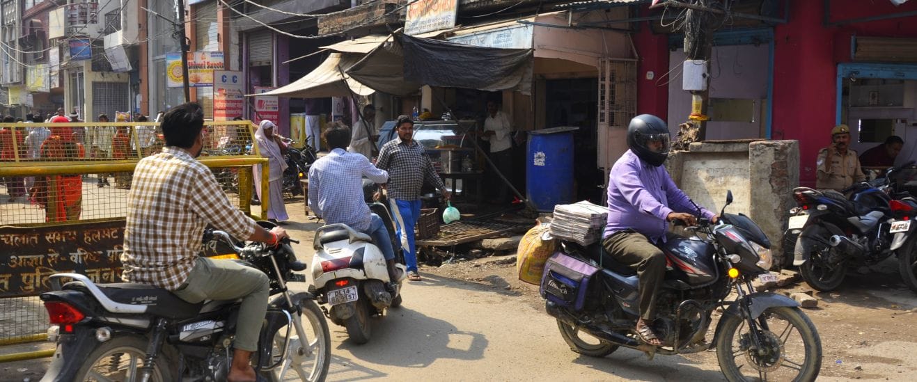 टिकटगंज से लेकर मुख्य बाजार रोड पर सड़क किनारे कुर्सी पर आराम करता पुलिस कर्मी। संवाद टिकटगंज से लेकर मुख्य बाजार रोड पर सड़क किनारे कुर्सी पर आराम करता पुलिस कर्मी। संवाद