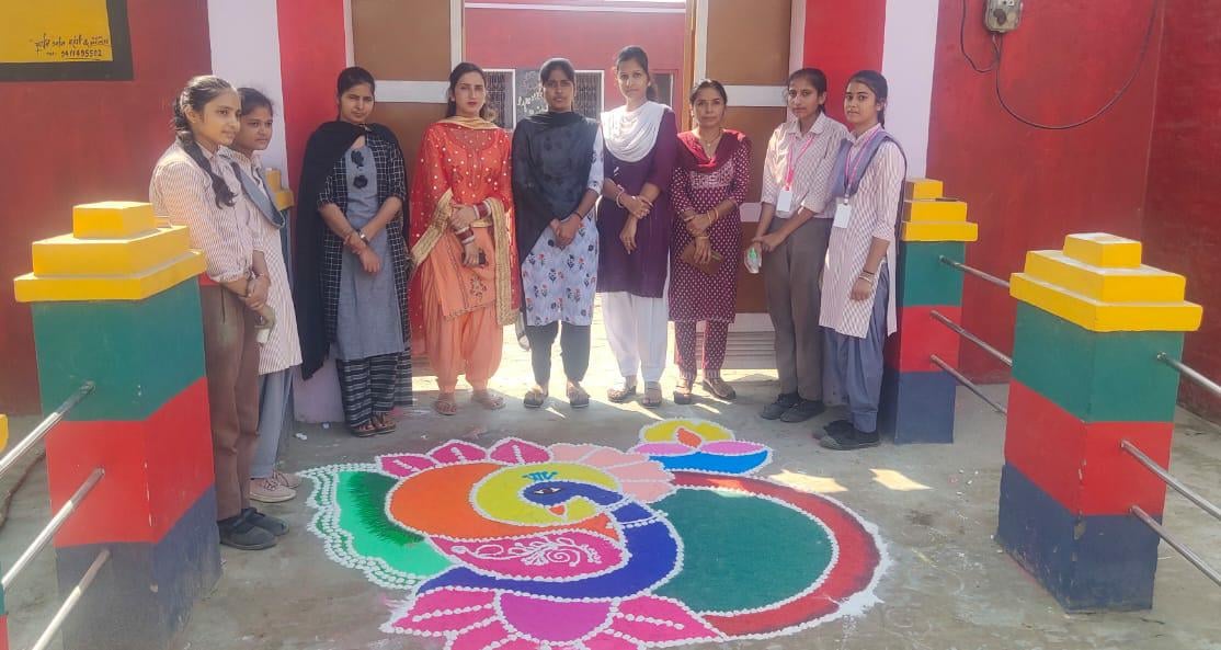 तीतरों के गुरूनानक कन्या इंटर कालेज में रंगोली प्रतियोगिता में भाग लेती छात्राएं