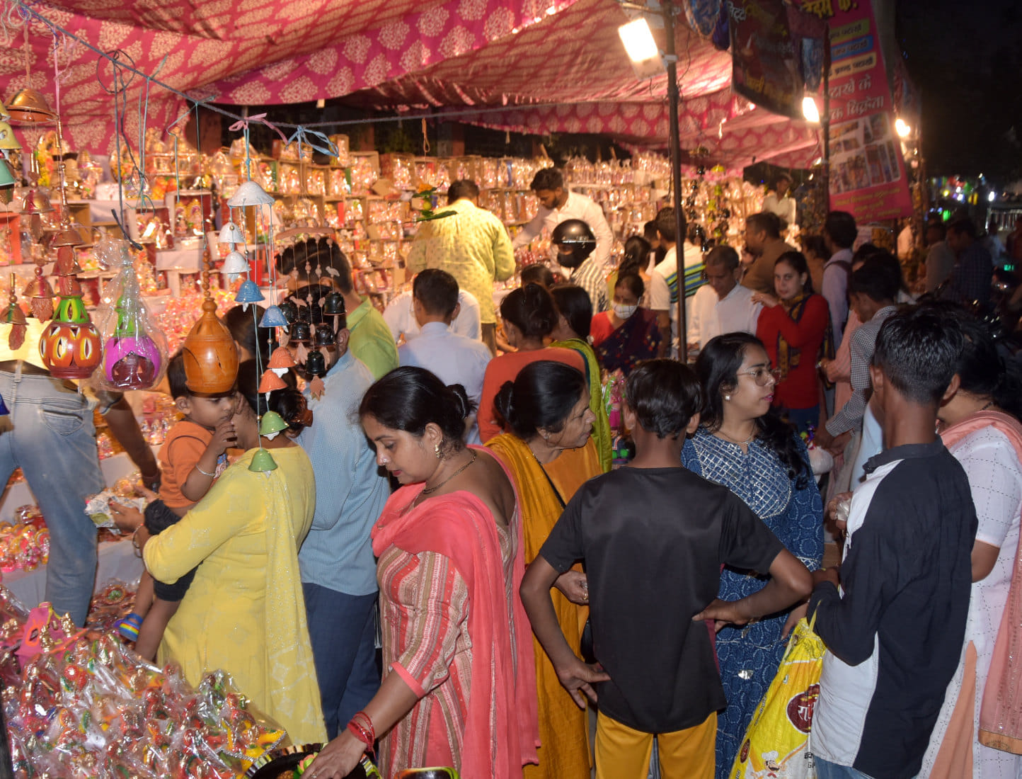 दीपावली पूजन के लिये मूर्तिया खरीदते लोग दीपावली पूजन के लिये मूर्तिया खरीदते लोग