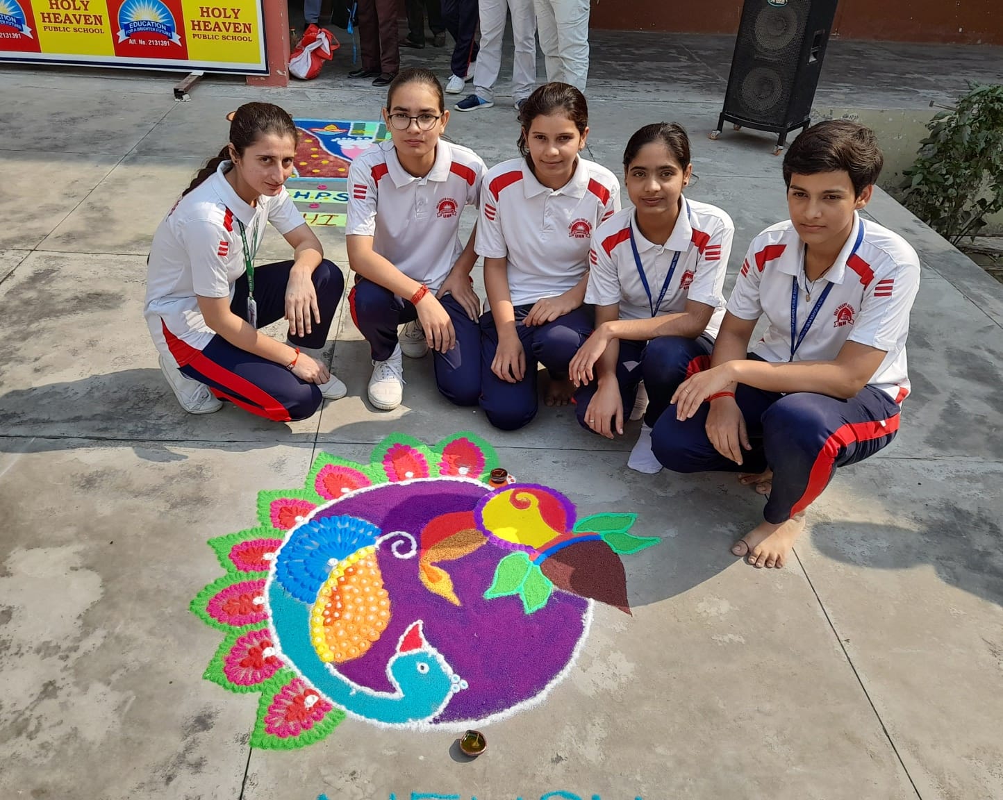 ऊन होली हेवन स्कूल में रंगोली बनातीं छात्राएं। संवाद ऊन होली हेवन स्कूल में रंगोली बनातीं छात्राएं। संवाद