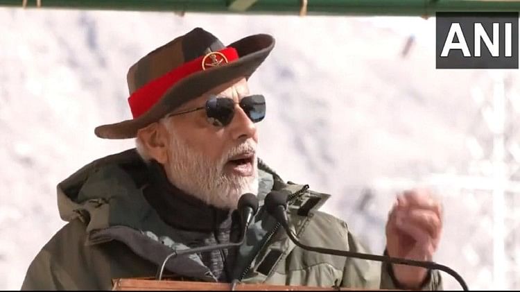 PM Modi in Kargil: सैनिकों से बोले पीएम मोदी- सेना के जवान ही मेरा परिवार, सीमा पर दिवाली मनाना सौभाग्य की बात